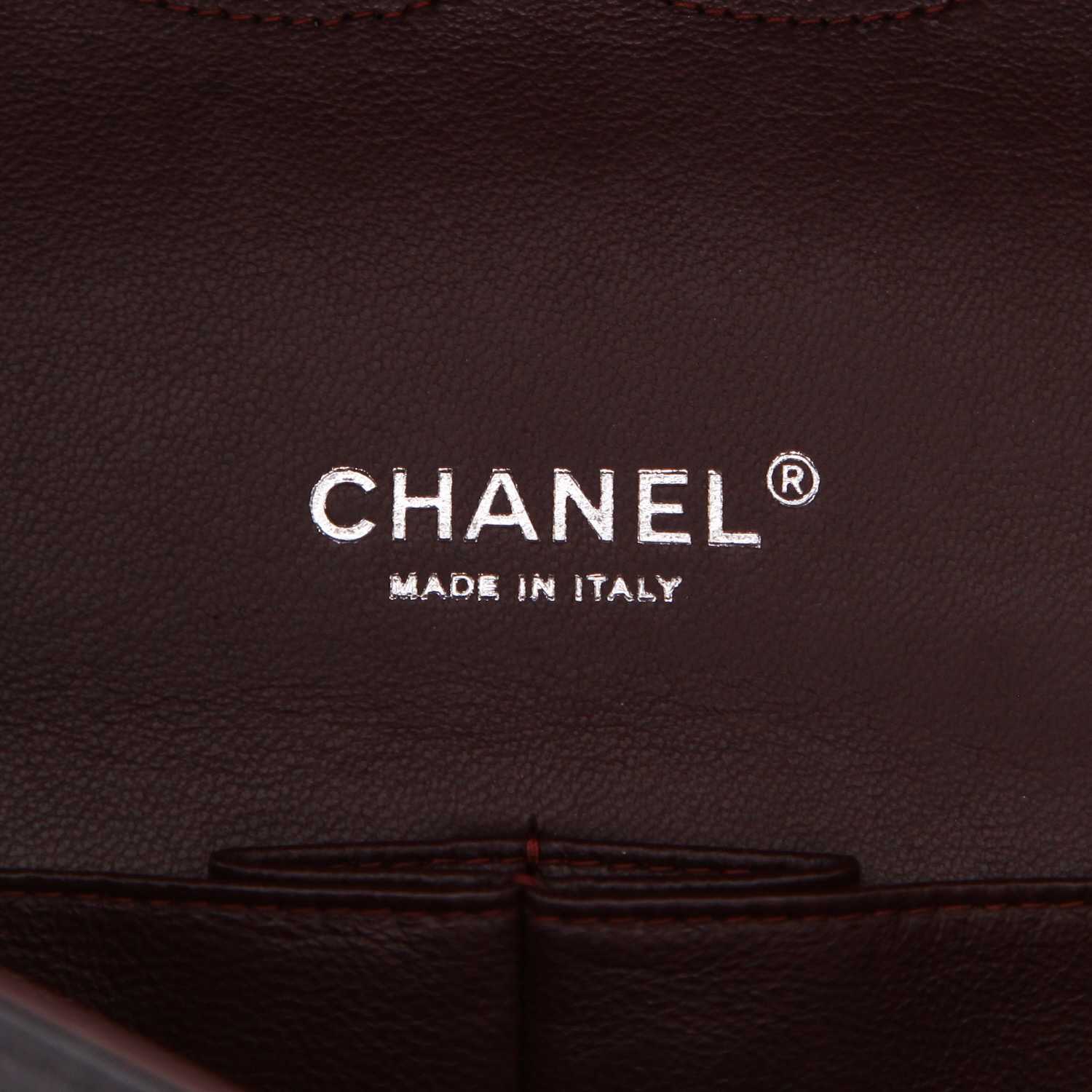 Chanel  Timeless Maxi Jumbo shoulder bag  in black quilted grained leather - Detail D2