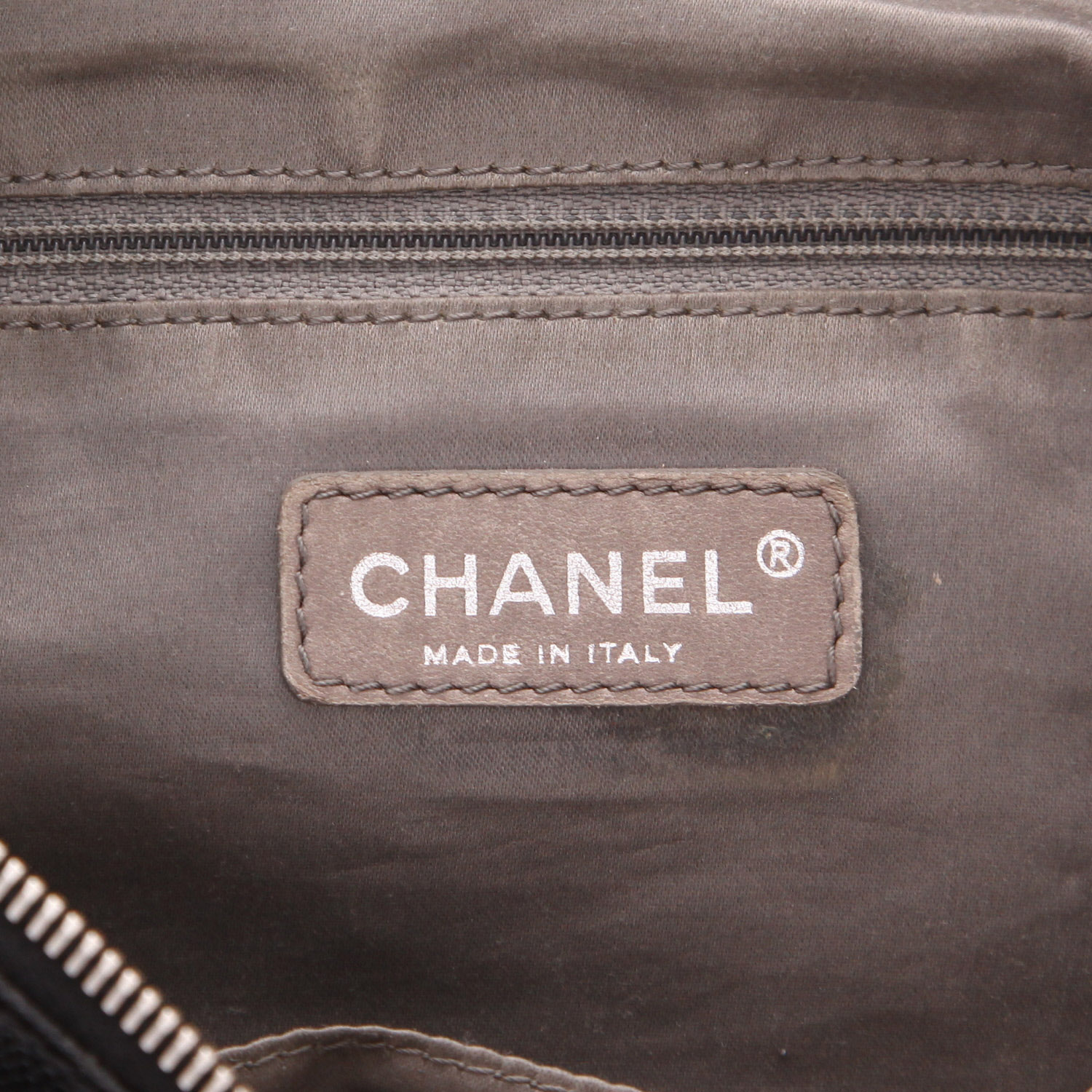 Chanel   shoulder bag  in black grained leather - Detail D2