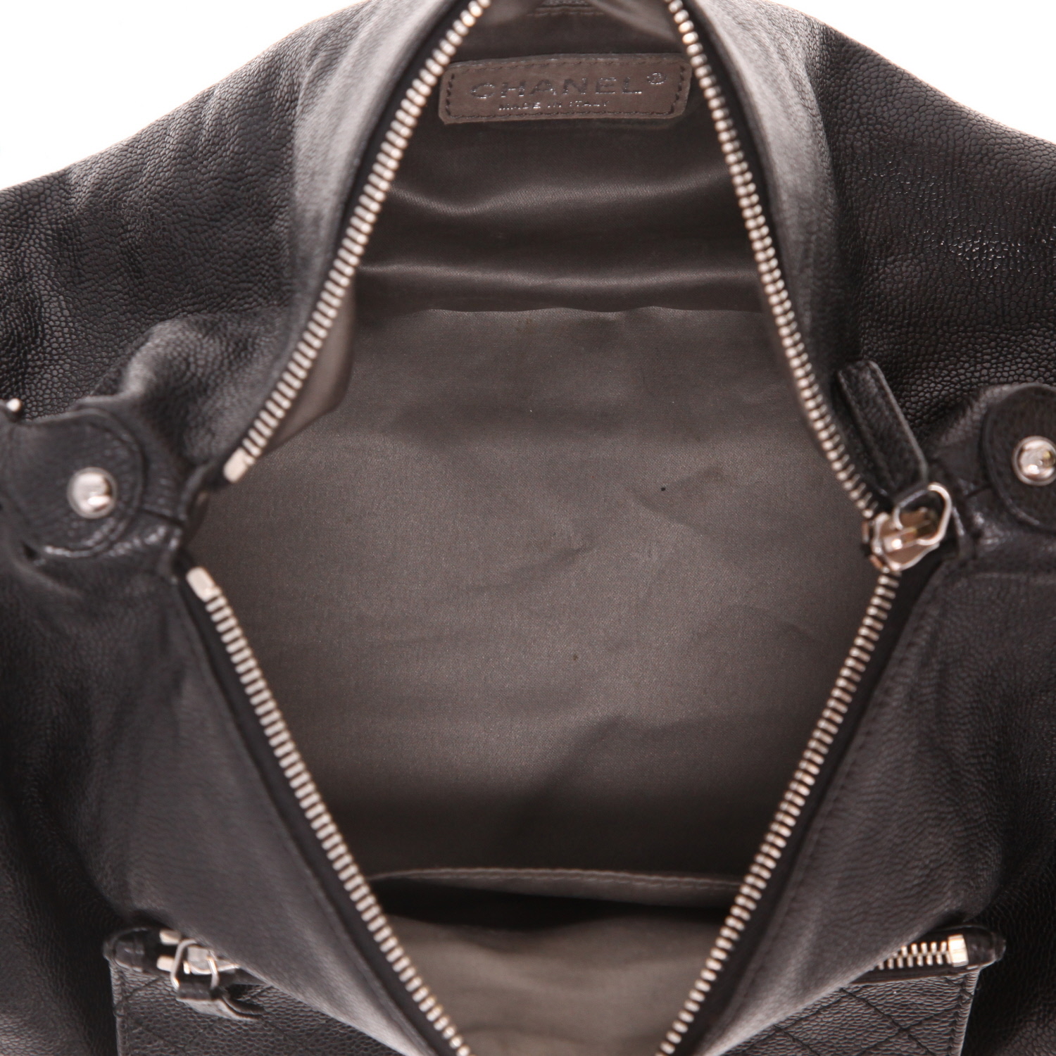 Bolso para llevar al hombro Chanel   en cuero granulado negro - Detail D3