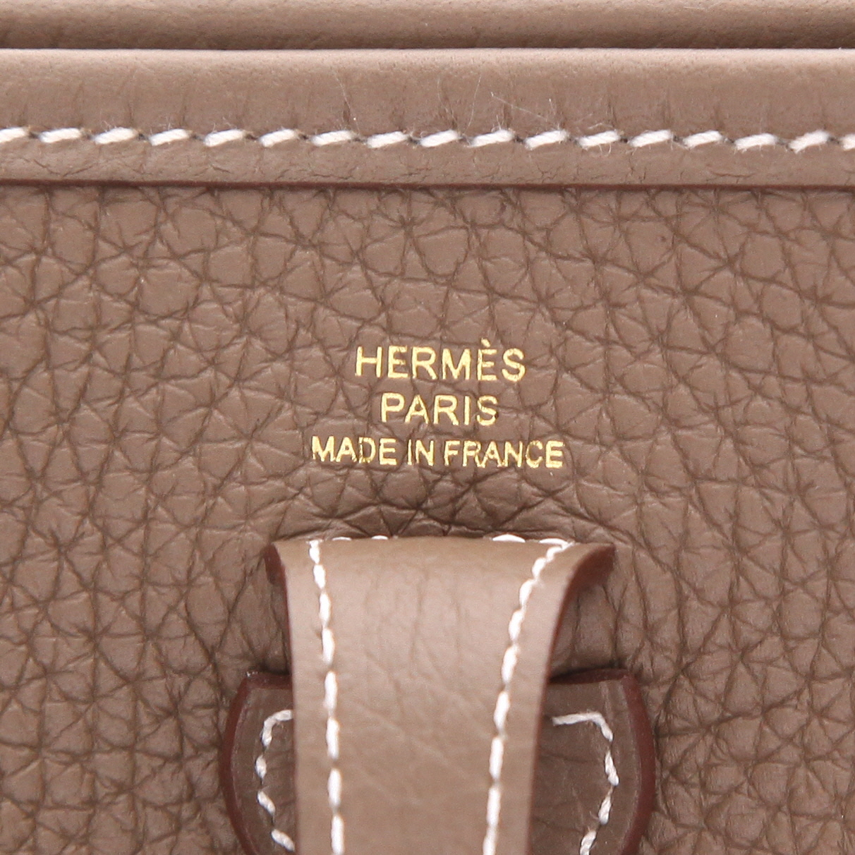 Bolso bandolera Hermès  Mini Evelyne en cuero taurillon clémence marrón etoupe - Detail D2