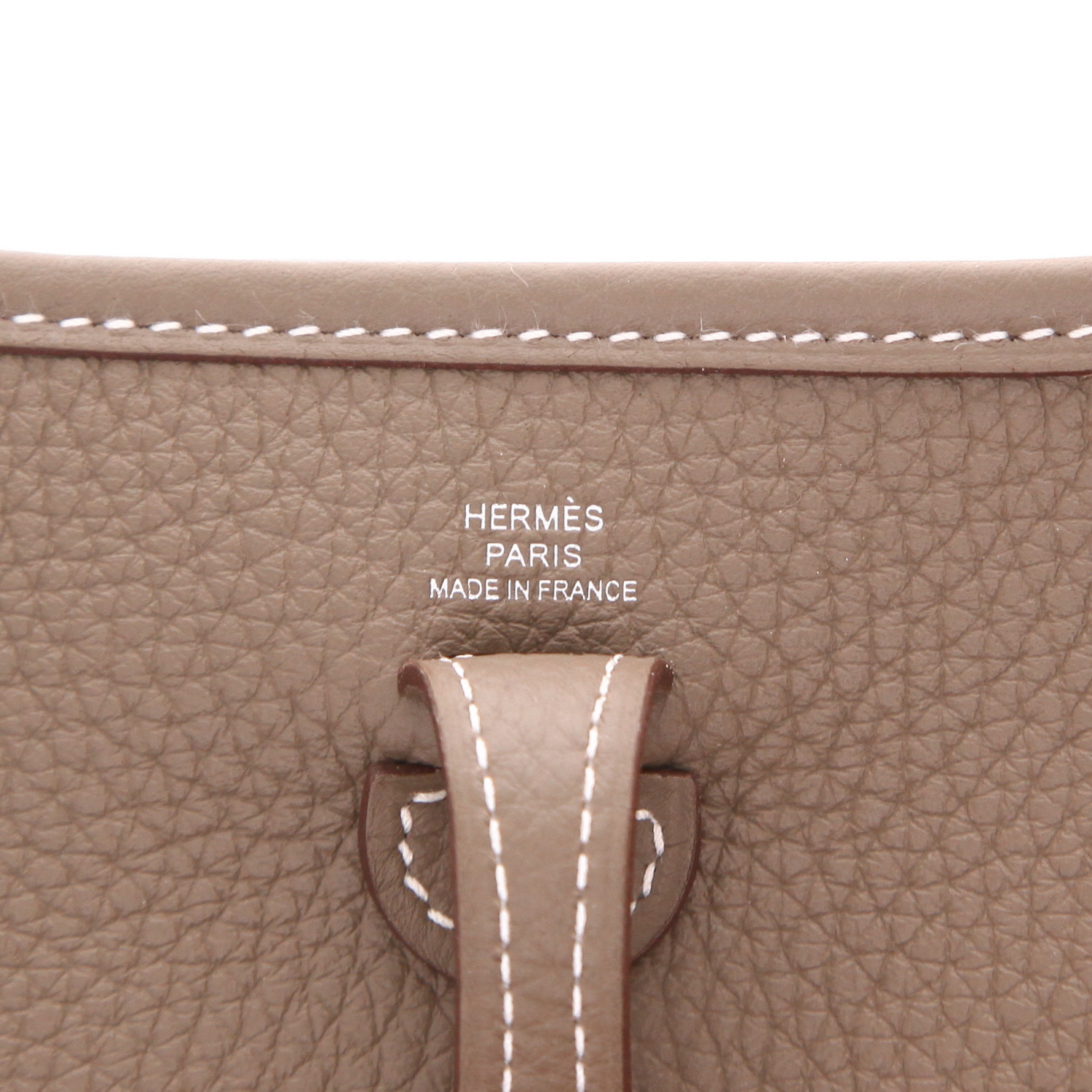 Sac bandoulière Hermès  Mini Evelyne en cuir taurillon clémence étoupe - Detail D2