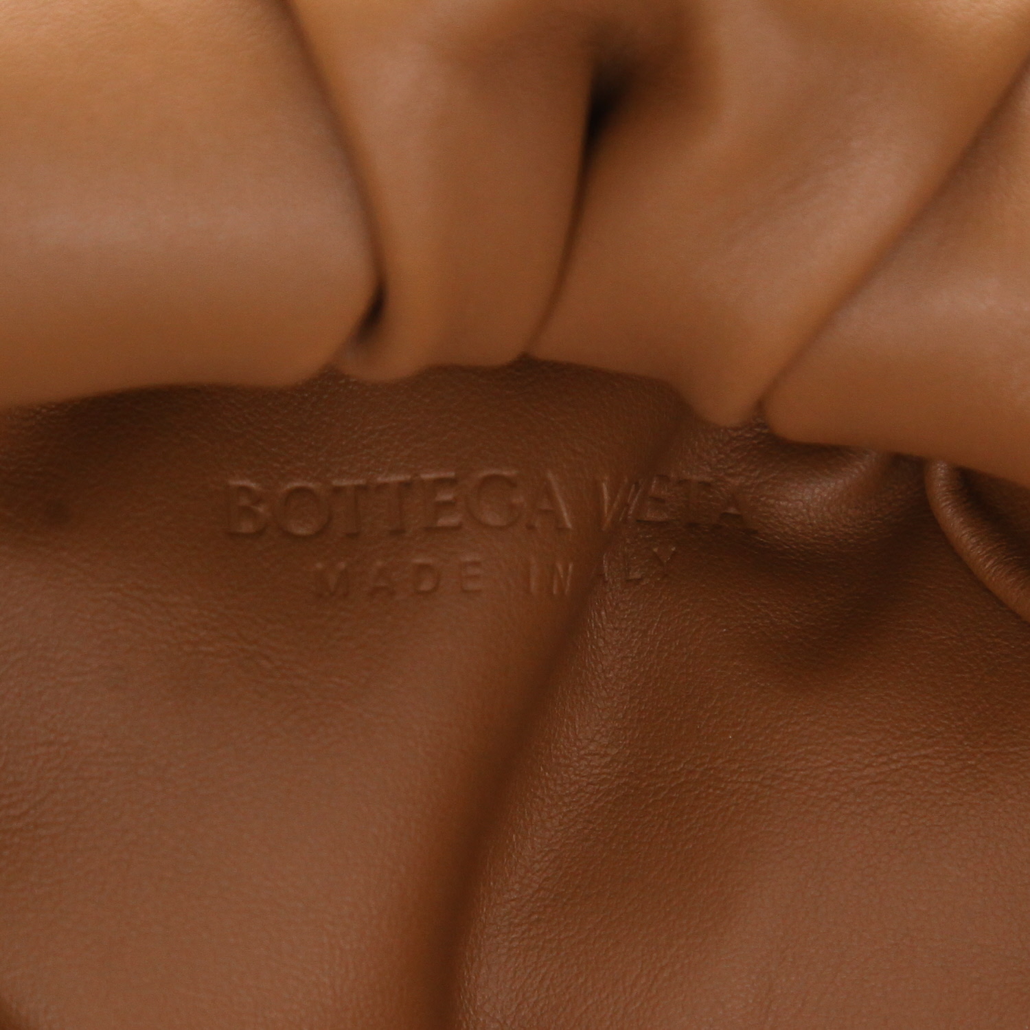 Sac à main Bottega Veneta  The Shoulder Pouch en cuir marron - Detail D2