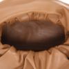 Sac à main Bottega Veneta  The Shoulder Pouch en cuir marron - Detail D3 thumbnail