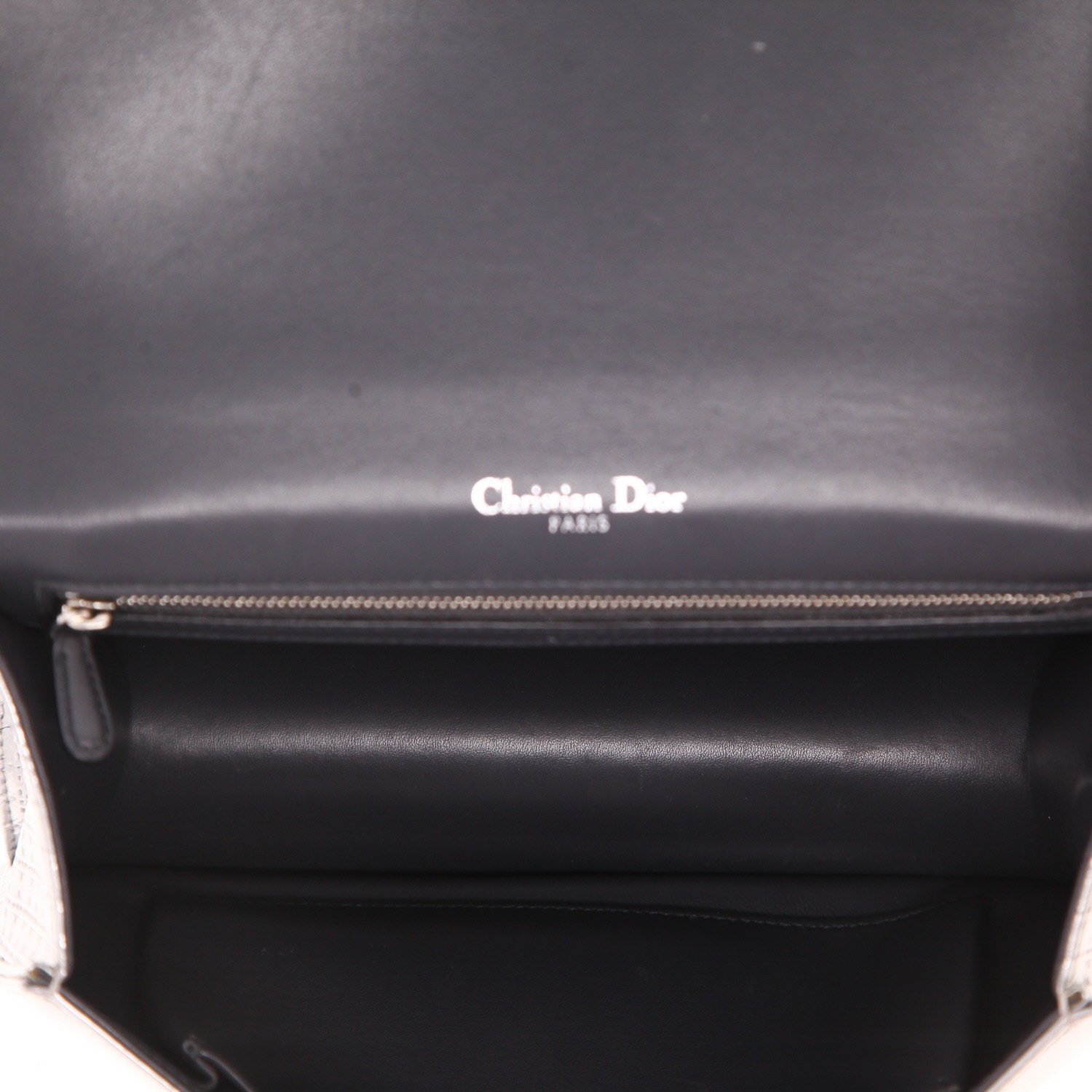Sac bandoulière Dior  Diorama en cuir argenté - Detail D3