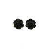 Paire de clips d'oreilles Chanel Camelia grand modèle en or jaune et onyx - 360 thumbnail