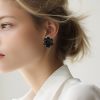 Orecchini a clip Chanel Camelia modello grande in oro giallo e onice - Detail D1 thumbnail