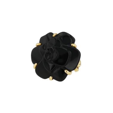 Bague Chanel Camelia grand modèle en or jaune et onyx