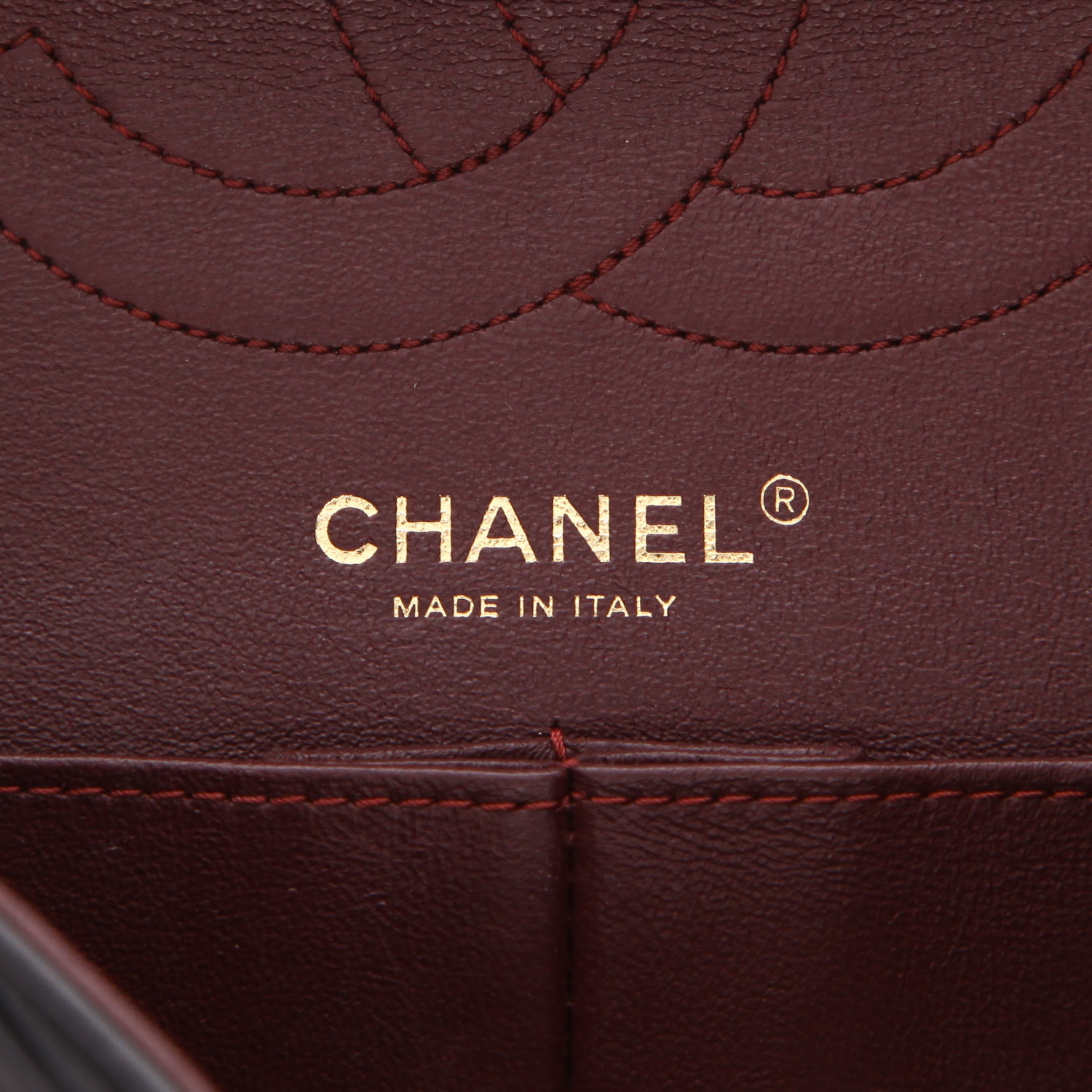 Bolso bandolera Chanel  2.55 en cuero acolchado negro - Detail D2