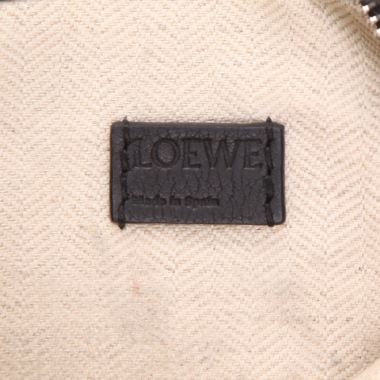 Borsa a tracolla Loewe  Puzzle  mini  in pelle martellata nera - Detail D2