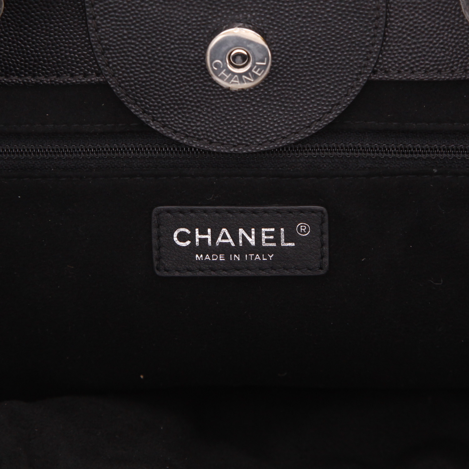 Chanel  Deauville shopping bag  in black grained leather - Detail D2