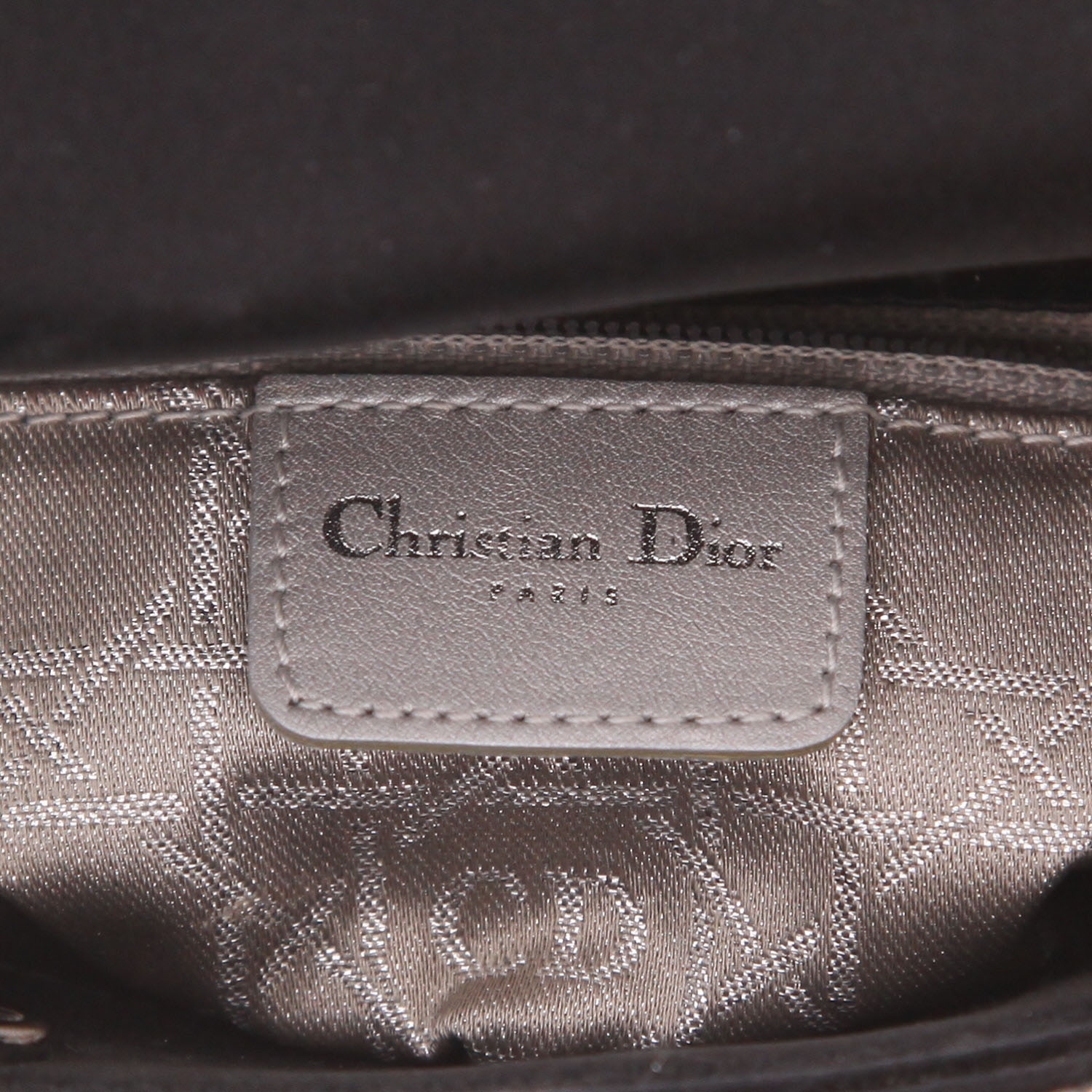 Bolso de mano Dior  Lady Dior en satén negro - Detail D2