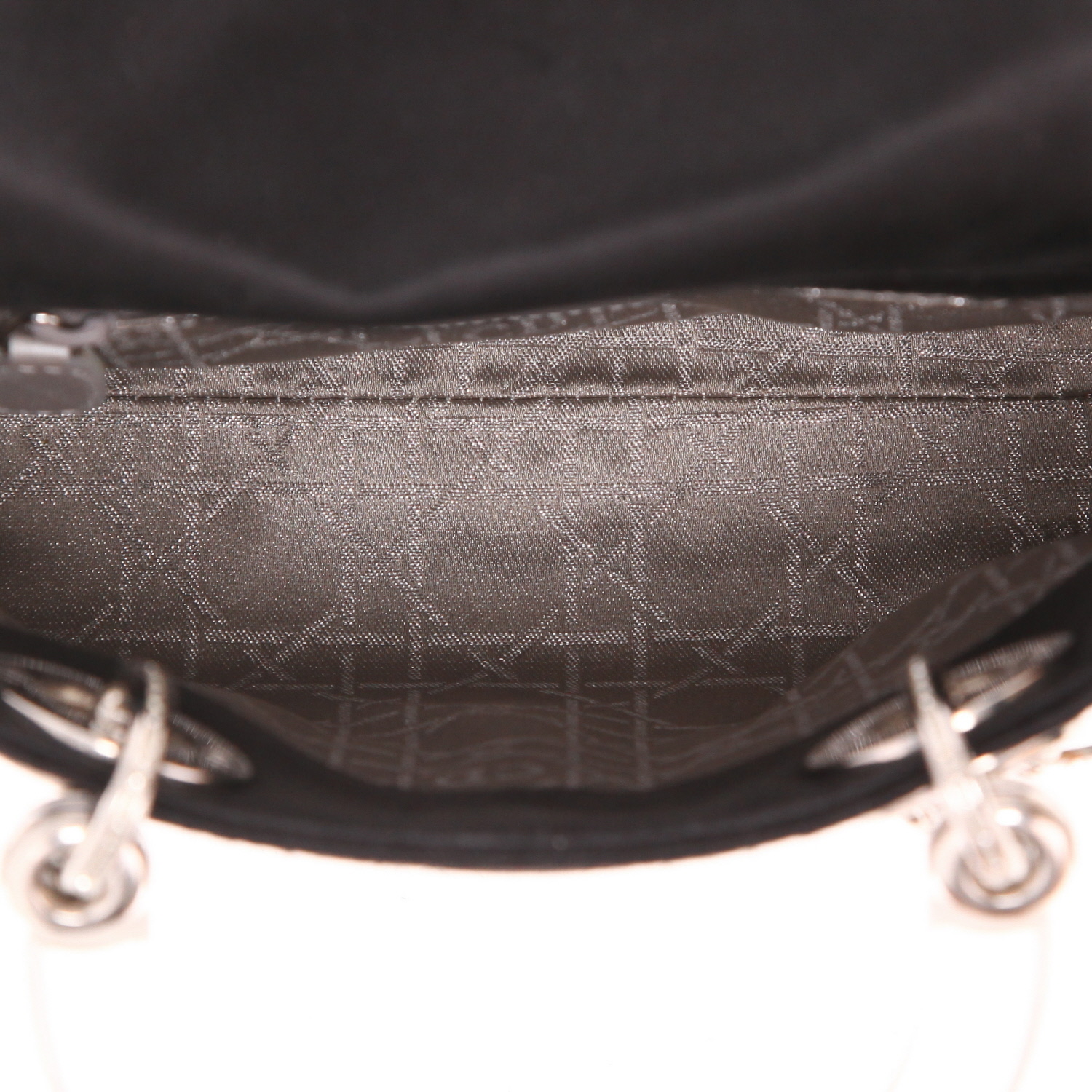 Sac à main Dior  Lady Dior en satin noir - Detail D3
