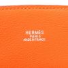 Bolso de mano Hermès   en cuero naranja - Detail D2 thumbnail