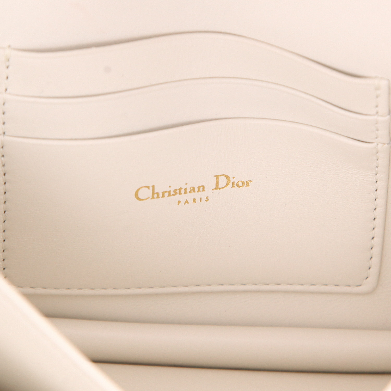 Sac bandoulière Dior  Miss Caro mini  en cuir cannage blanc - Detail D2