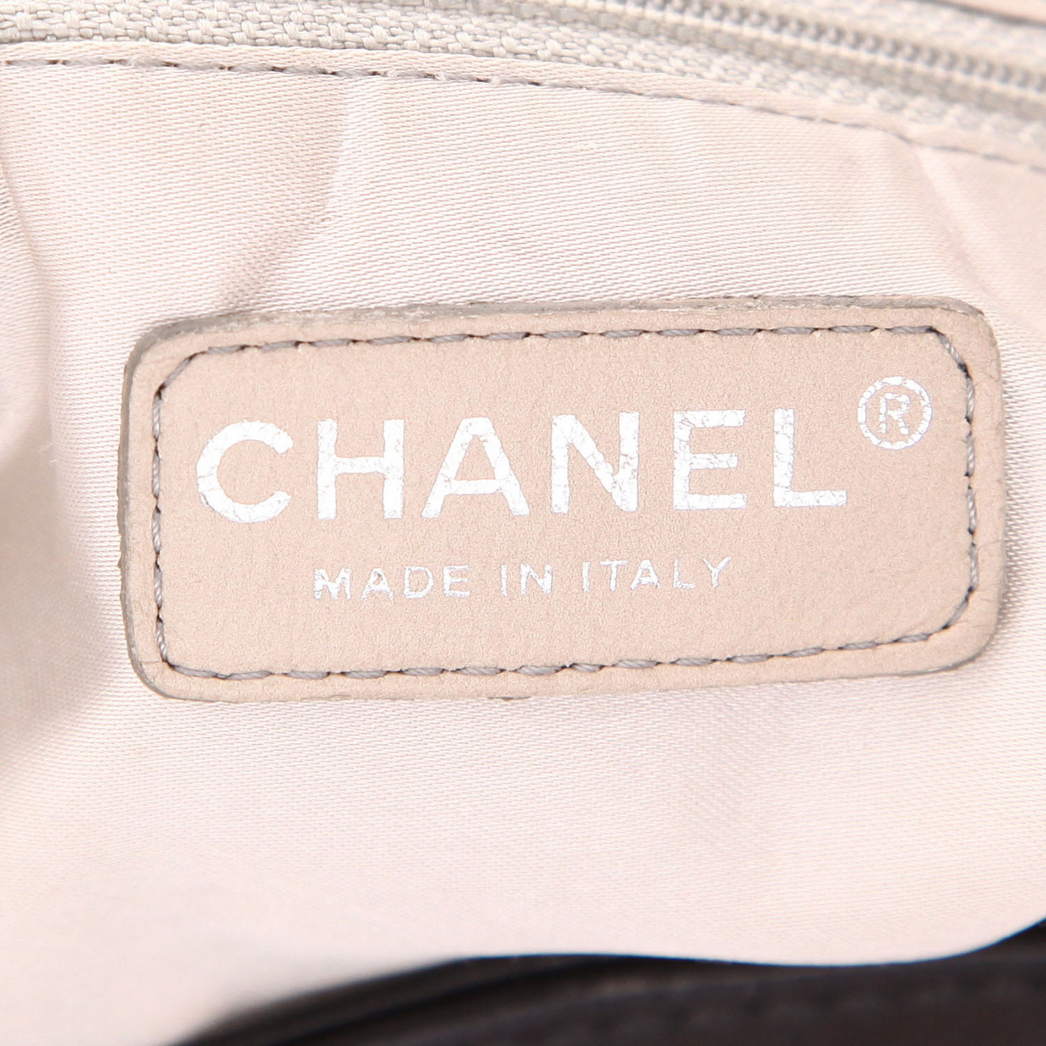 Bolso de mano Chanel en cuero acolchado negro - Detail D2