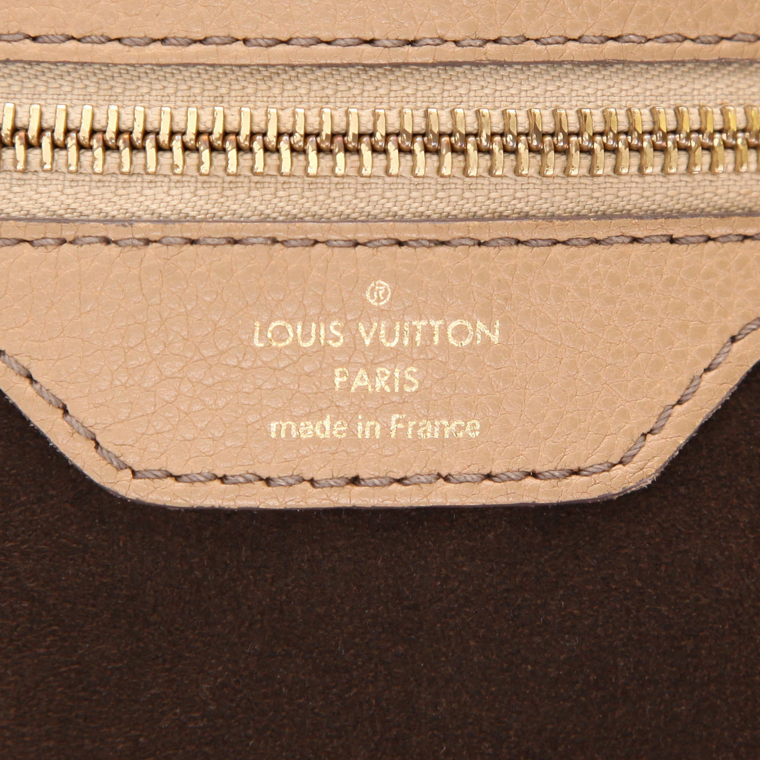 Louis Vuitton  L handbag  in beige mahina leather - Detail D2