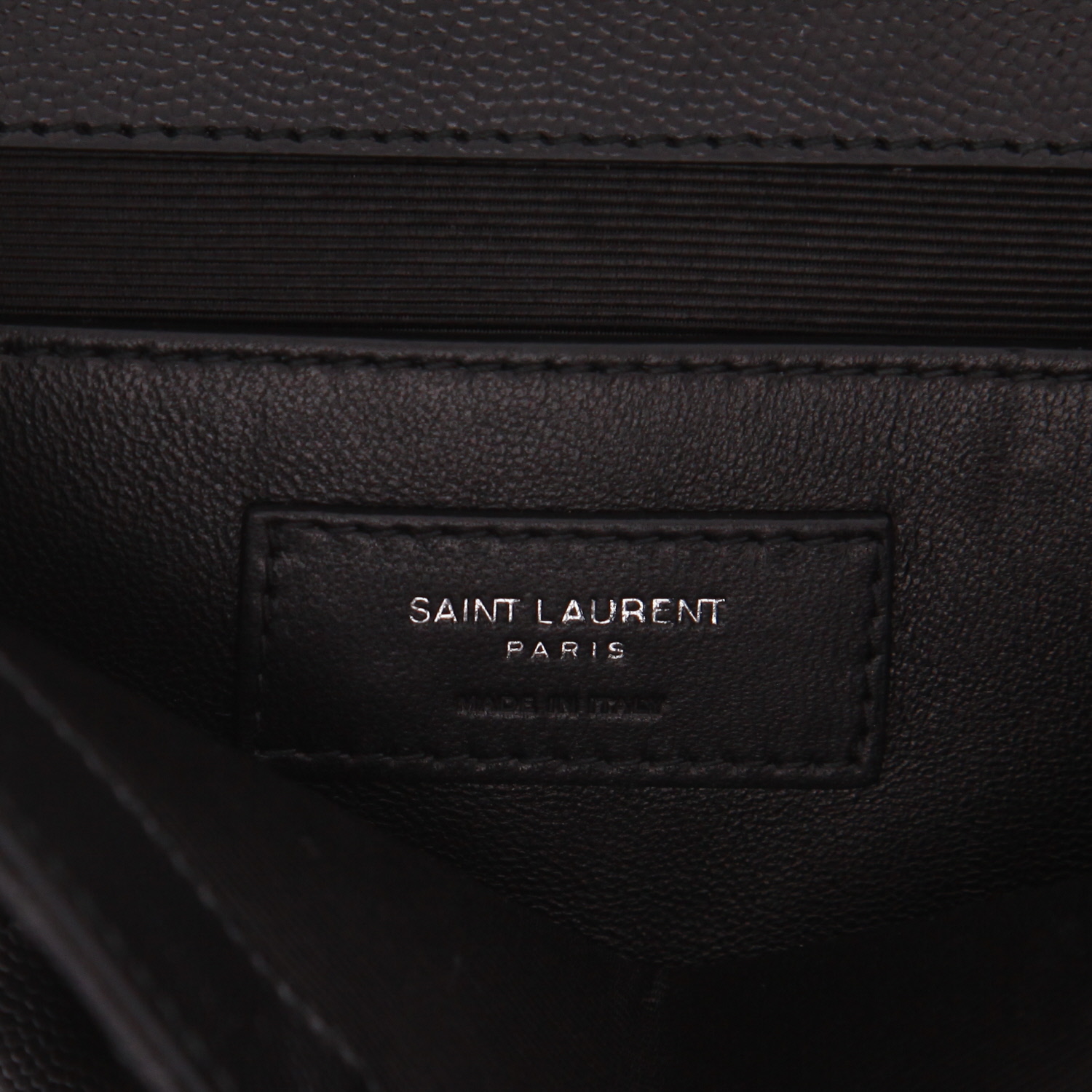 Bolso bandolera Saint Laurent  Envelope modelo mediano  en cuero granulado acolchado negro - Detail D2