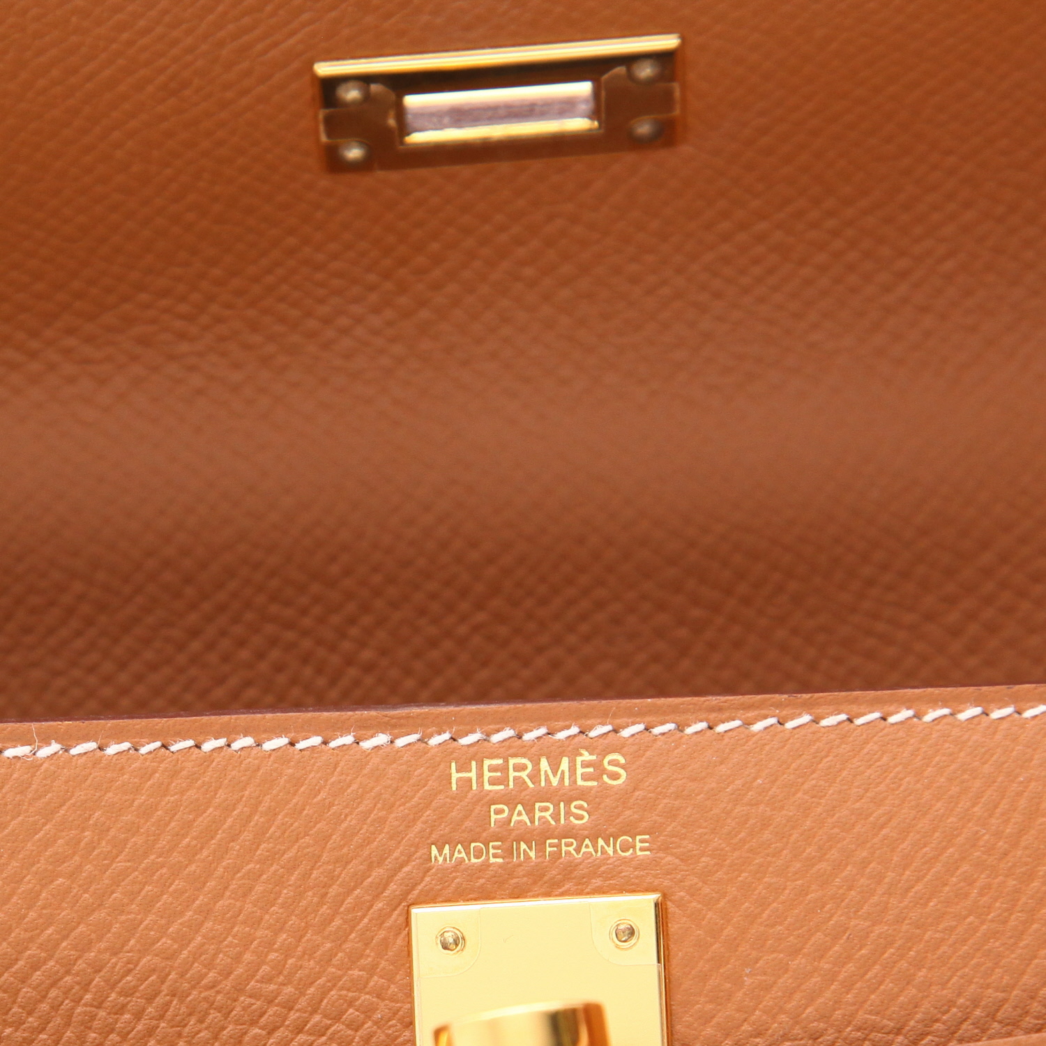 Hermès  Kelly 25 cm handbag  in gold epsom leather - Detail D2