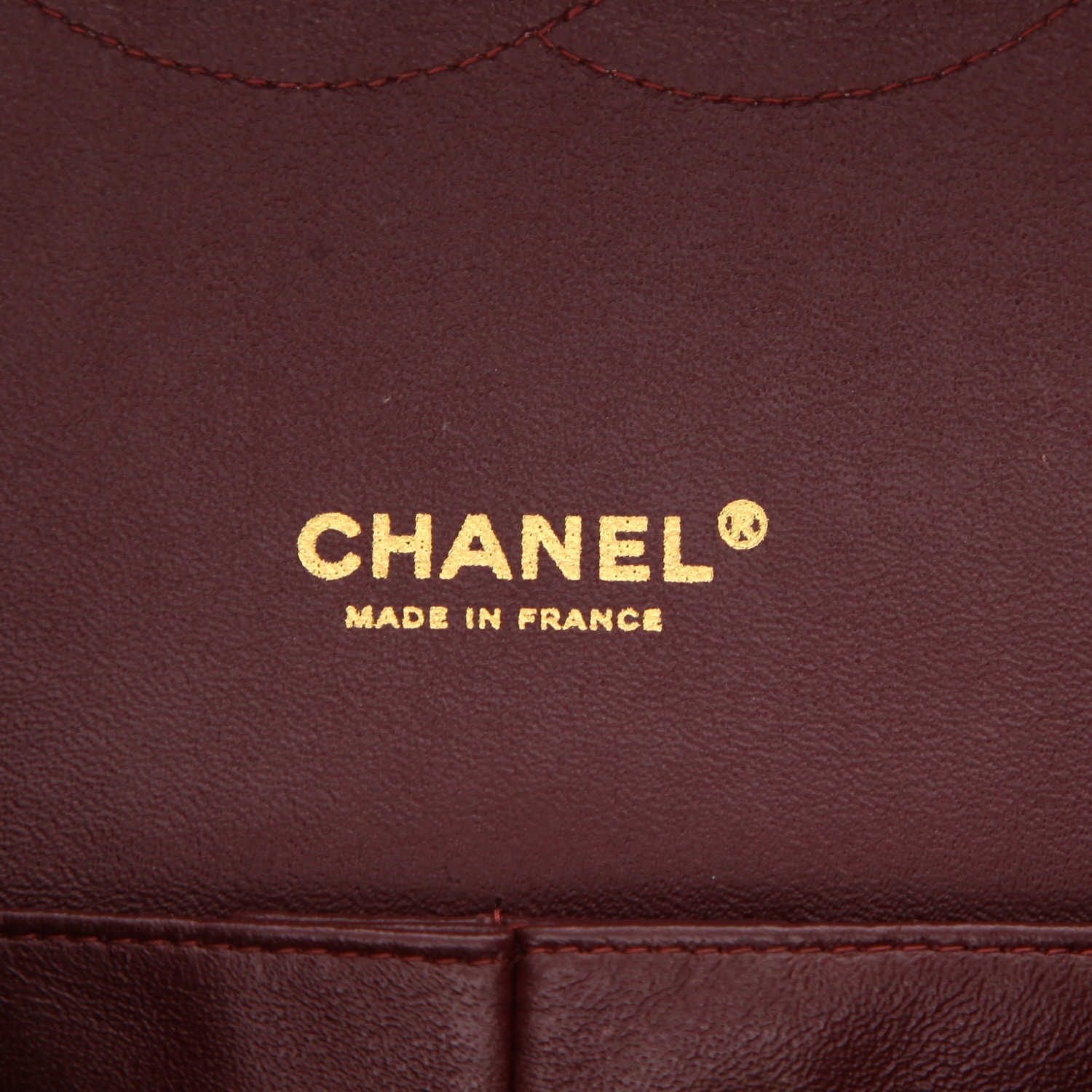 Chanel  Timeless Maxi Jumbo shoulder bag  in black quilted grained leather - Detail D2