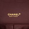 Bolso bandolera Chanel  Timeless Maxi Jumbo en cuero granulado acolchado negro - Detail D2 thumbnail