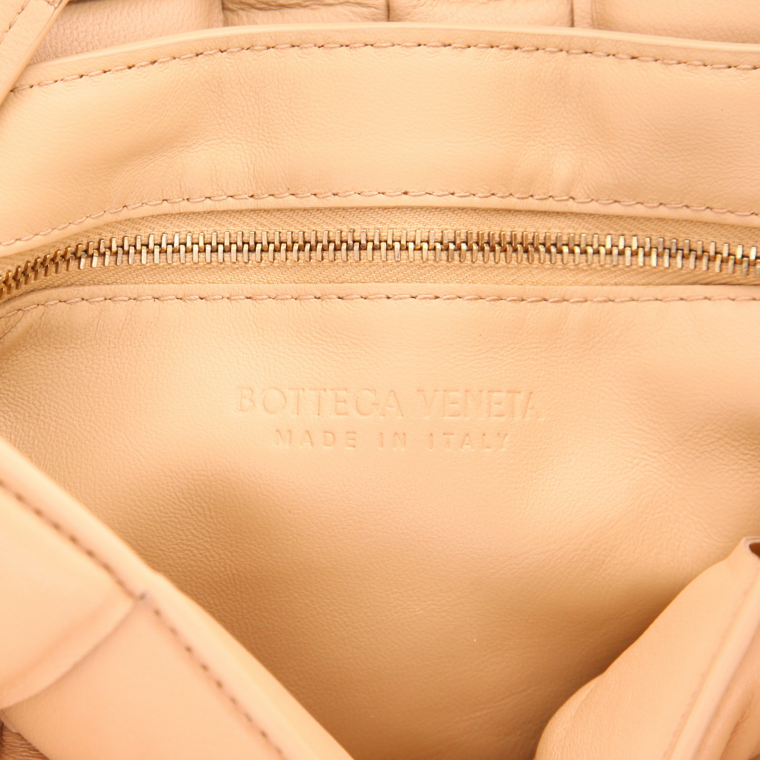 Borsa a tracolla Bottega Veneta  Padded Cassette in pelle intrecciata beige - Detail D2