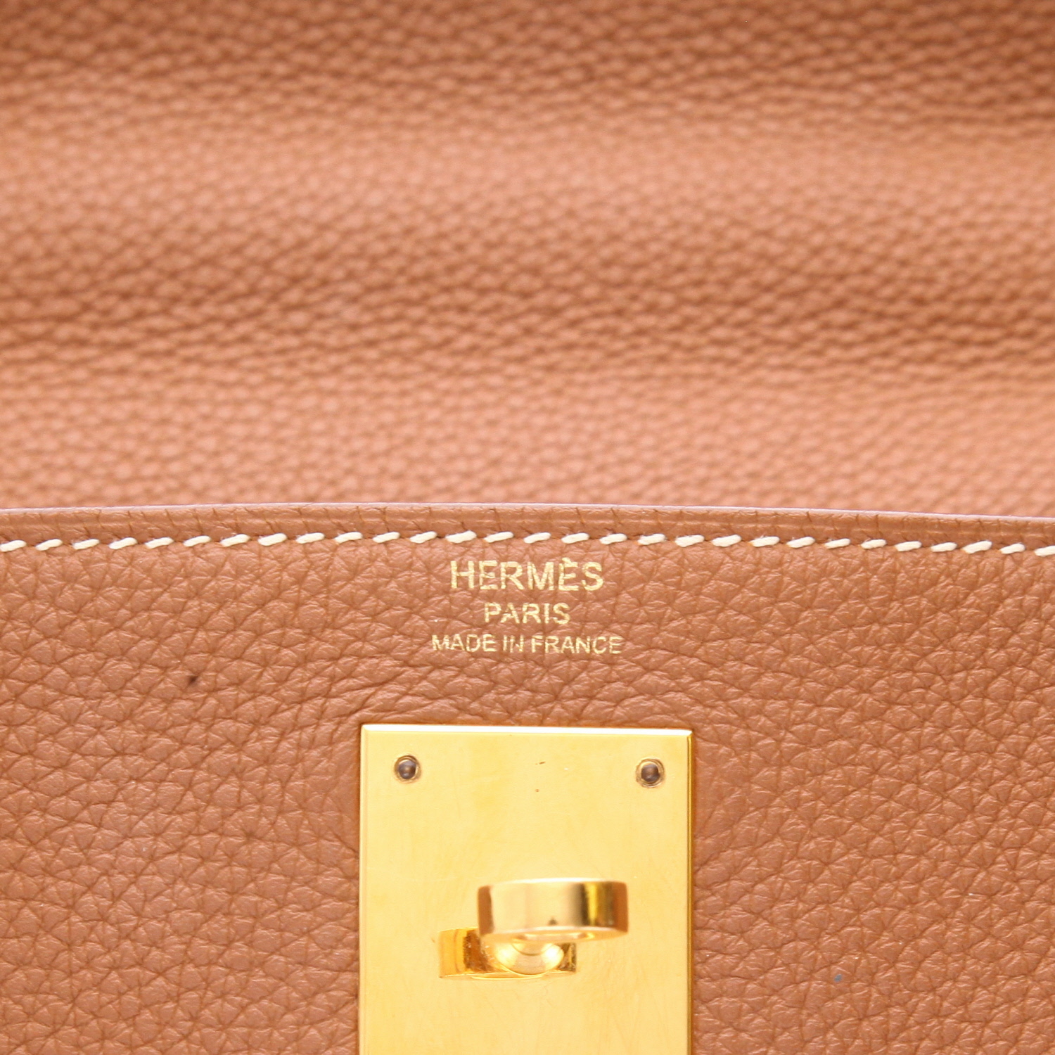 Bolso de mano Hermès  Kelly 28 cm en cuero togo color oro - Detail D2