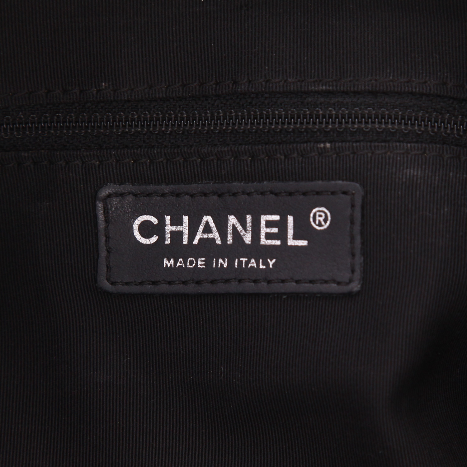 Bolso de mano Chanel  Bowling en cuero acolchado y cuero liso negro - Detail D2