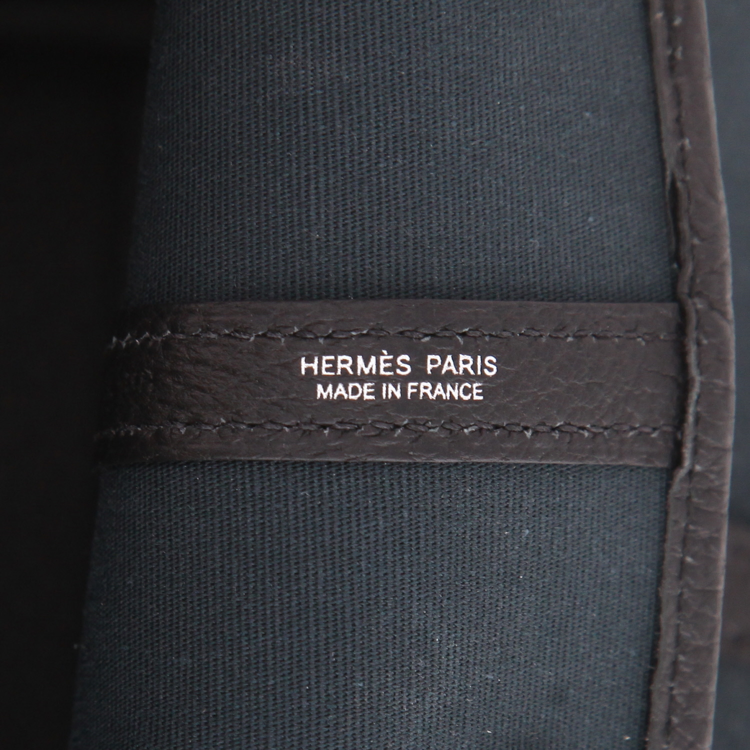 Sac cabas Hermès  Garden Party 36 cm en toile bleue et cuir noir - Detail D2