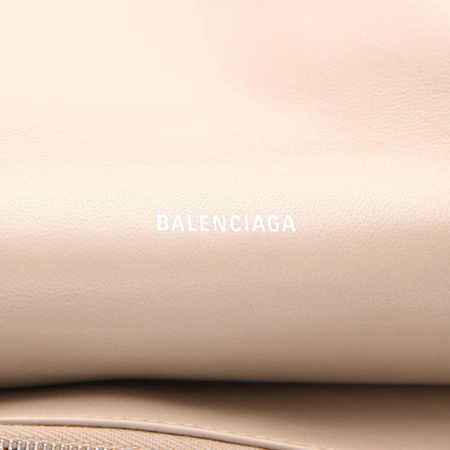 Sac à main Balenciaga  Crush en cuir matelassé beige - Detail D2