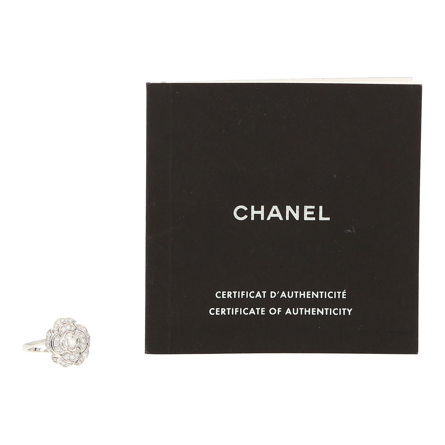 Anello Chanel Bouton de Camélia in oro bianco e diamanti - Detail D2