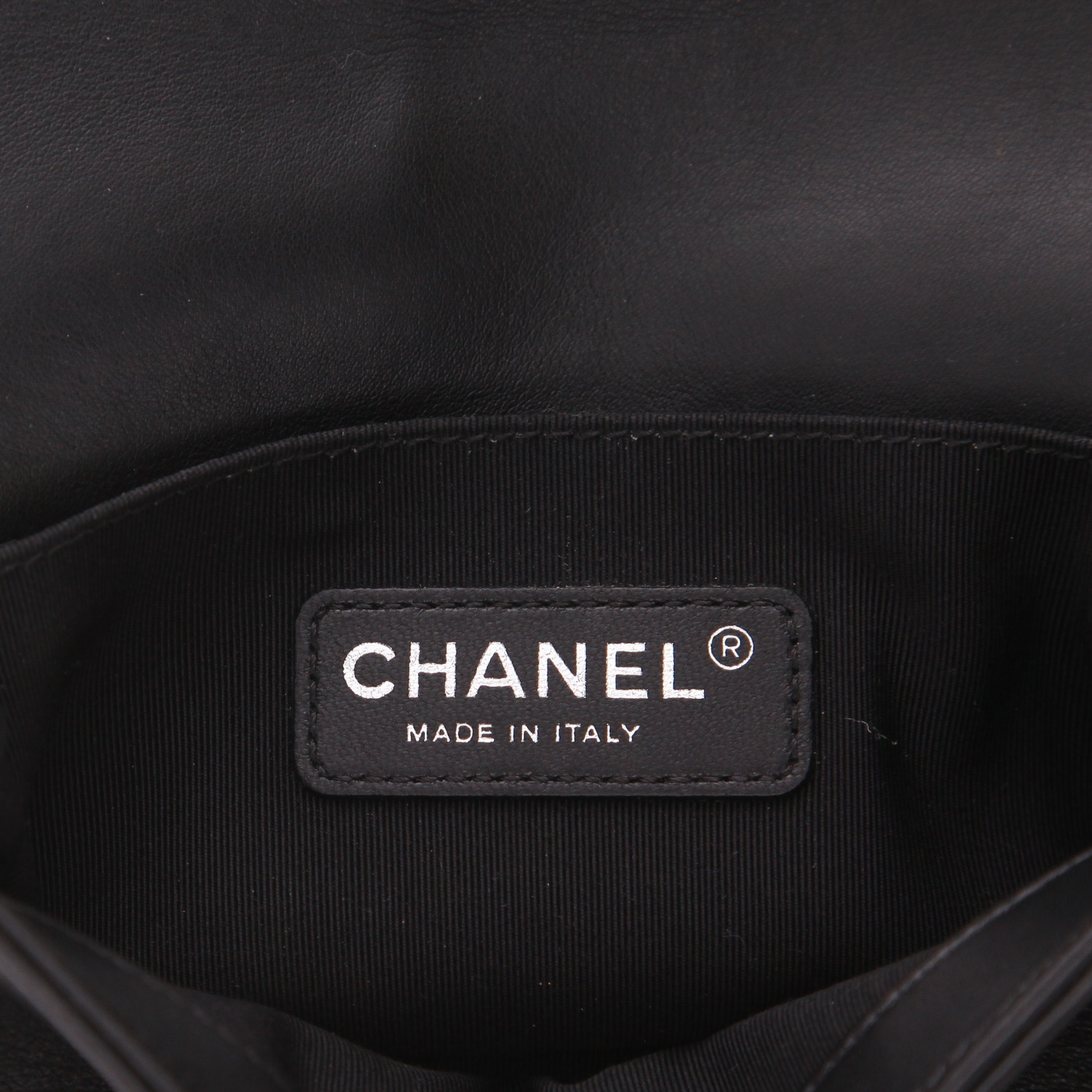Bolso bandolera Chanel  Boy modelo pequeño  en cuero acolchado negro - Detail D2