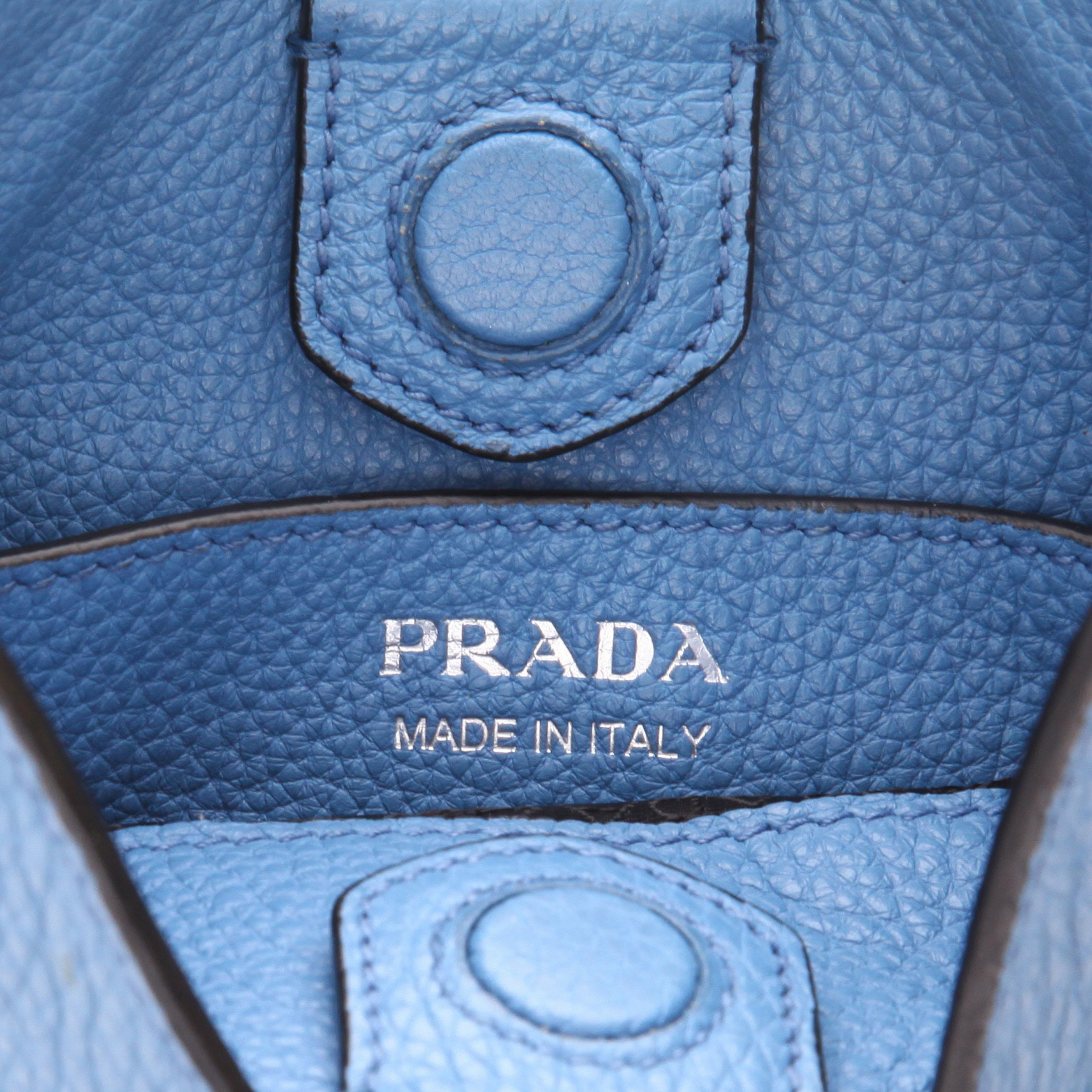 Sac bandoulière Prada   en cuir grainé bleu - Detail D2
