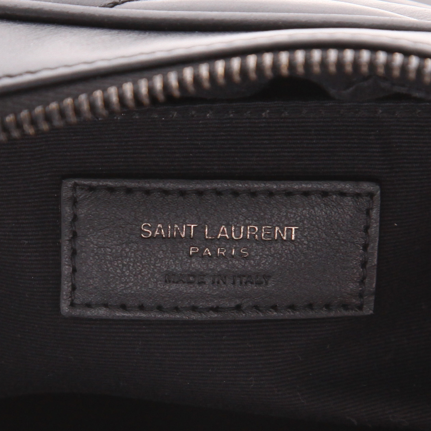 Borsa a tracolla Saint Laurent  Lou Sac Caméra in pelle trapuntata a zigzag nera - Detail D2