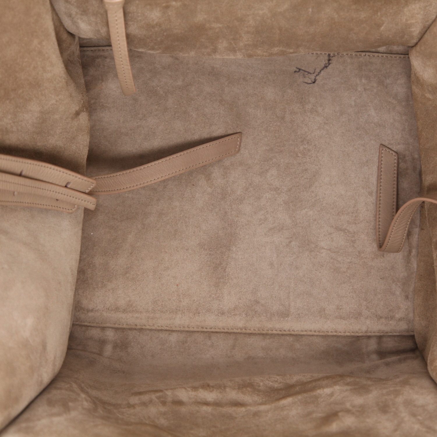 Bolso de mano Celine  Phantom en cuero beige - Detail D3