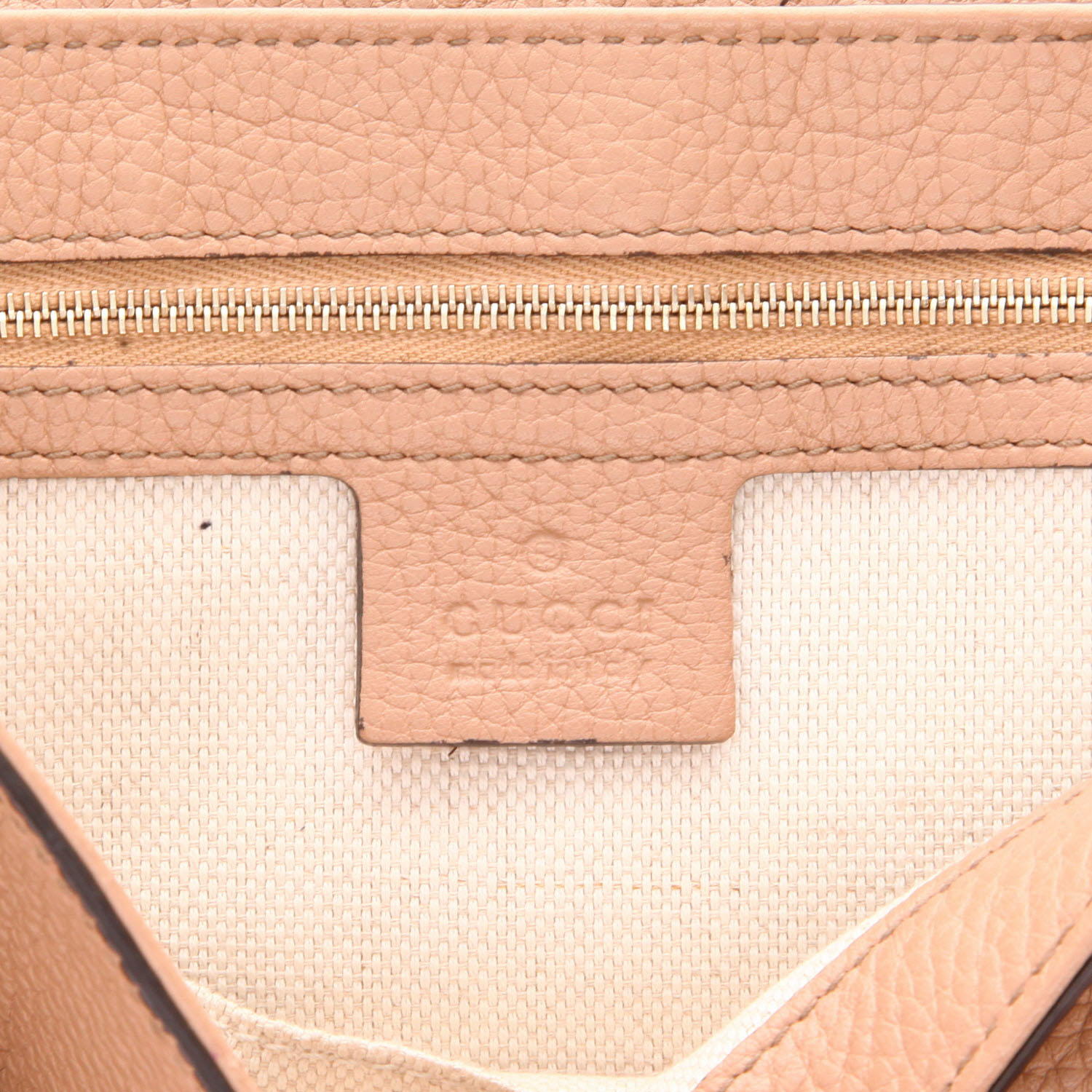 Bolso bandolera Gucci  Soho en cuero granulado beige - Detail D2