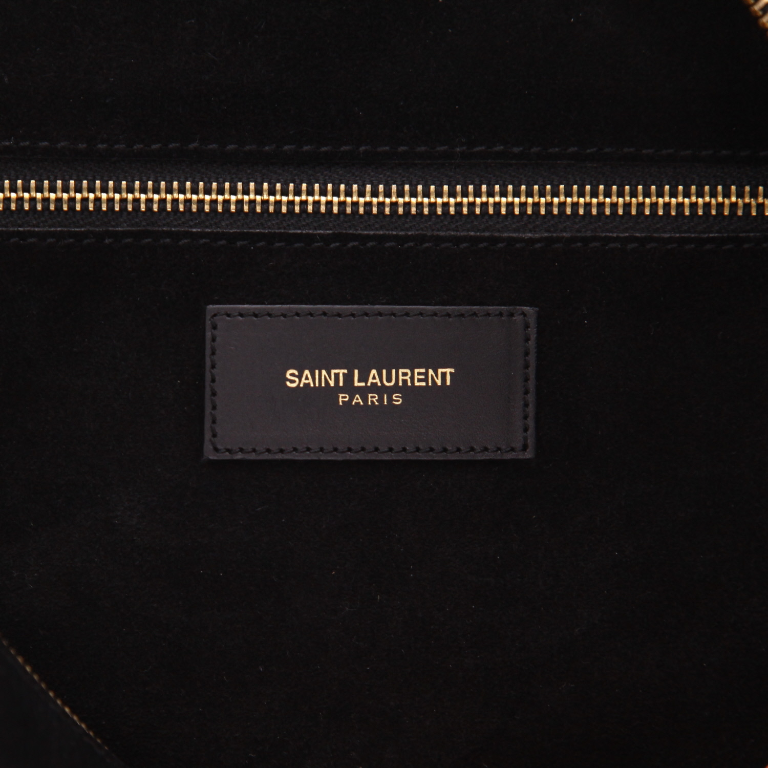 Bolso de mano Saint Laurent  Duffle en cuero negro - Detail D2