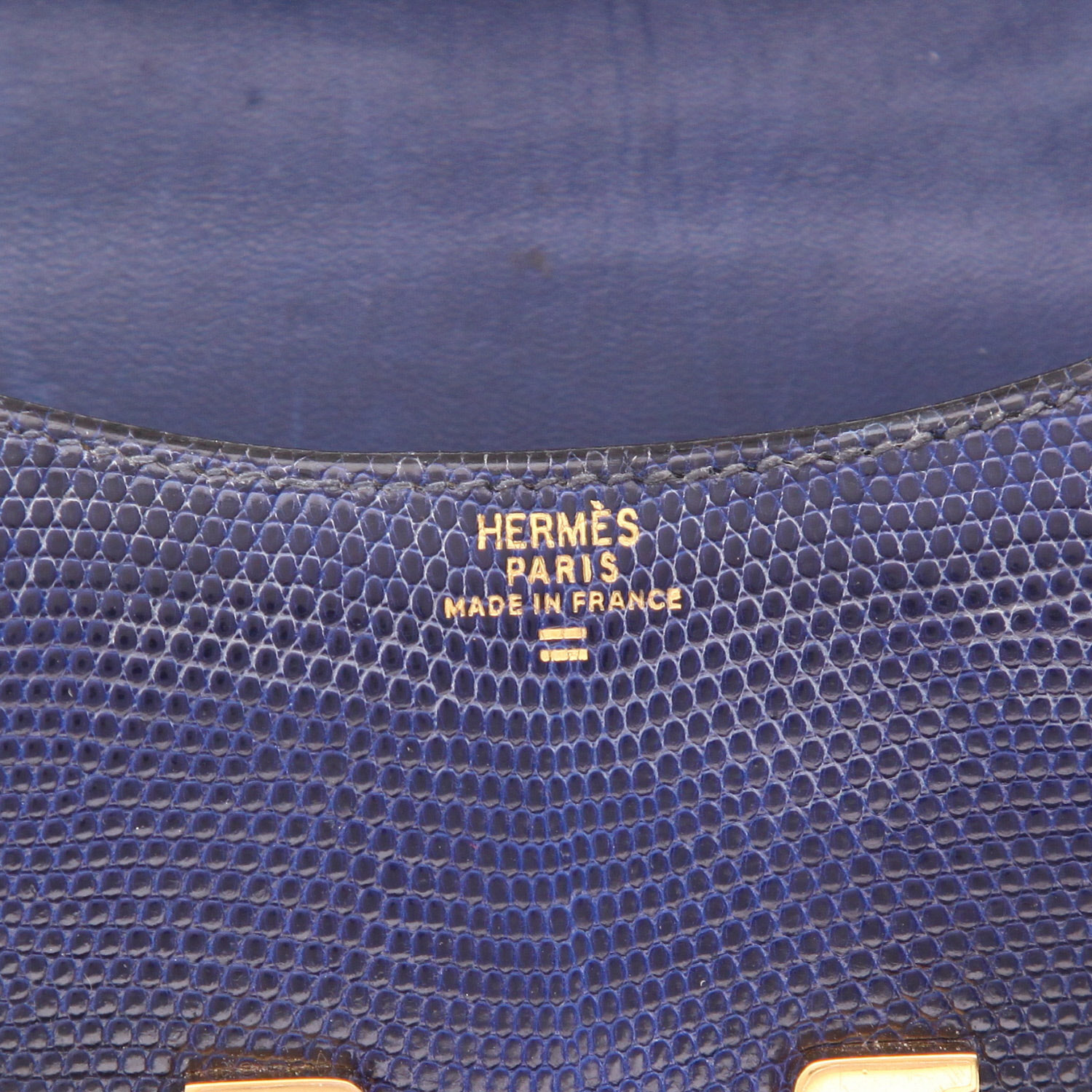 Bolso bandolera Hermès  Constance en piel de lagarto azul marino - Detail D2