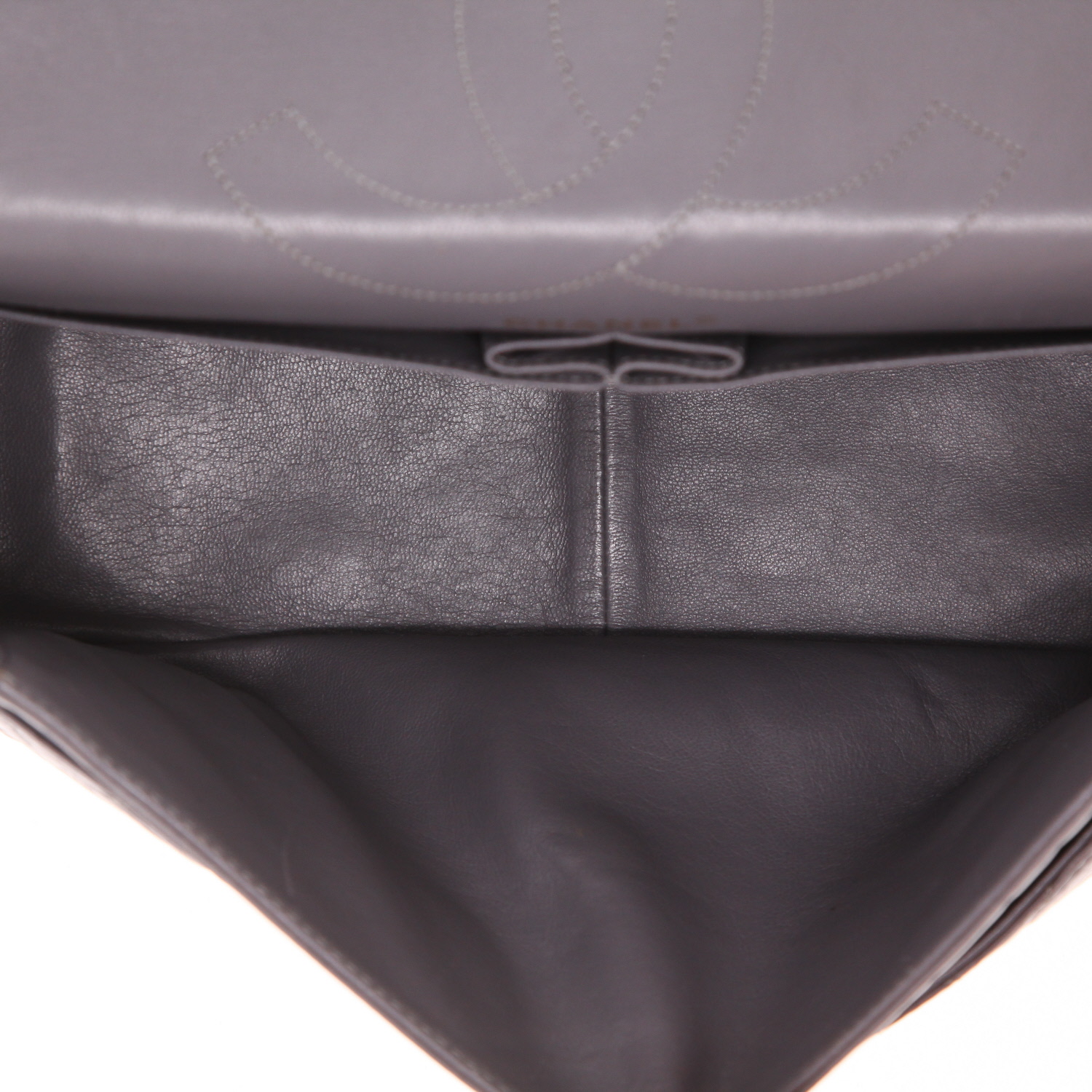 Sac bandoulière Chanel  2.55 en cuir matelassé gris - Detail D3