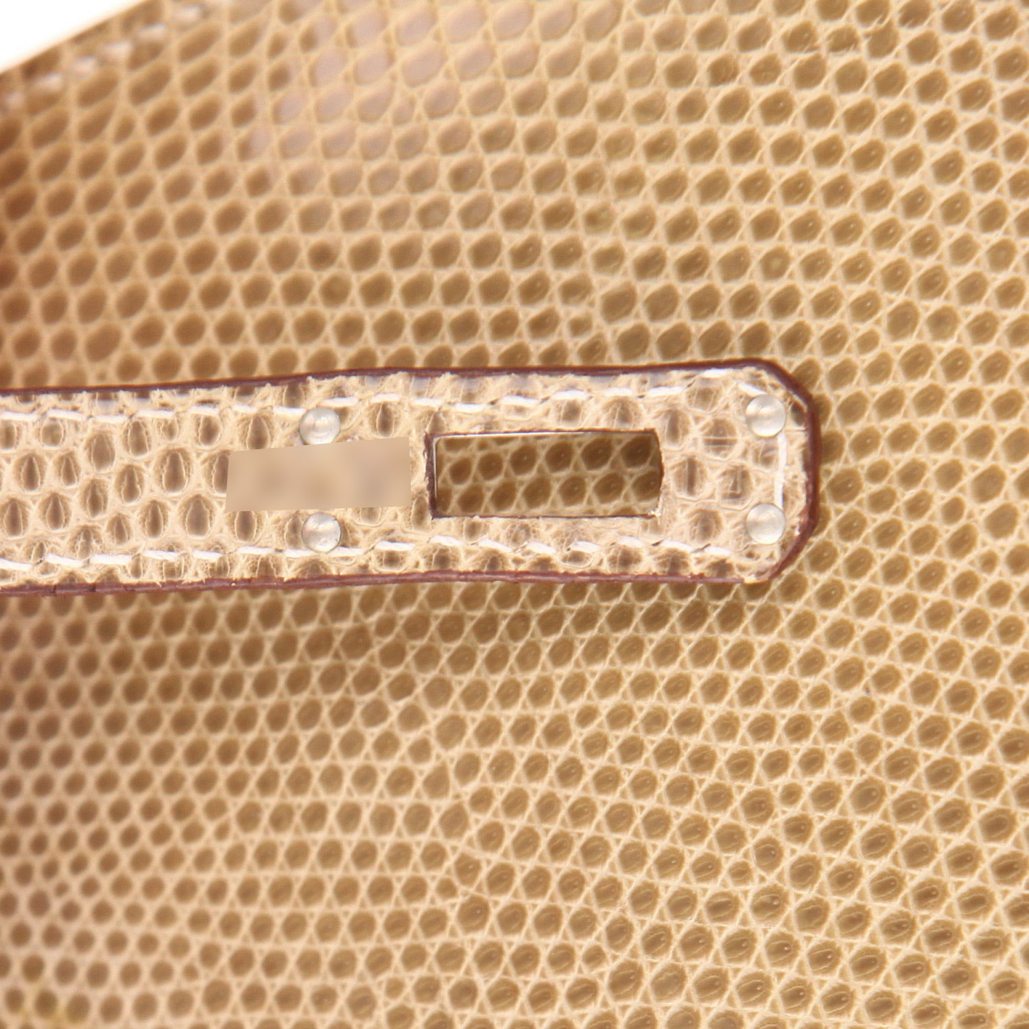 Hermès  Kelly 25 cm handbag  in beige lizzard - Detail D4