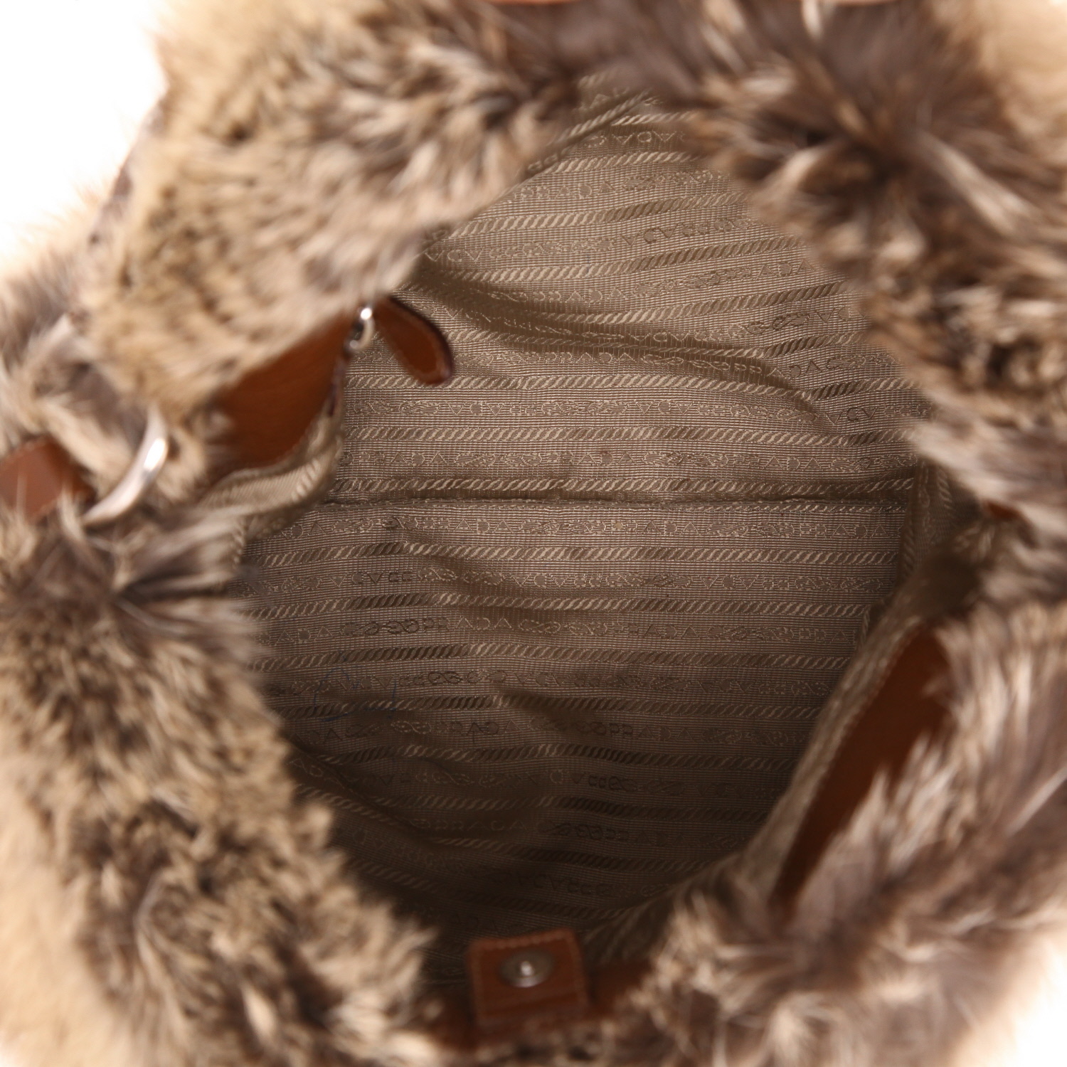 Prada   handbag  in beige canvas  and beige furr - Detail D3