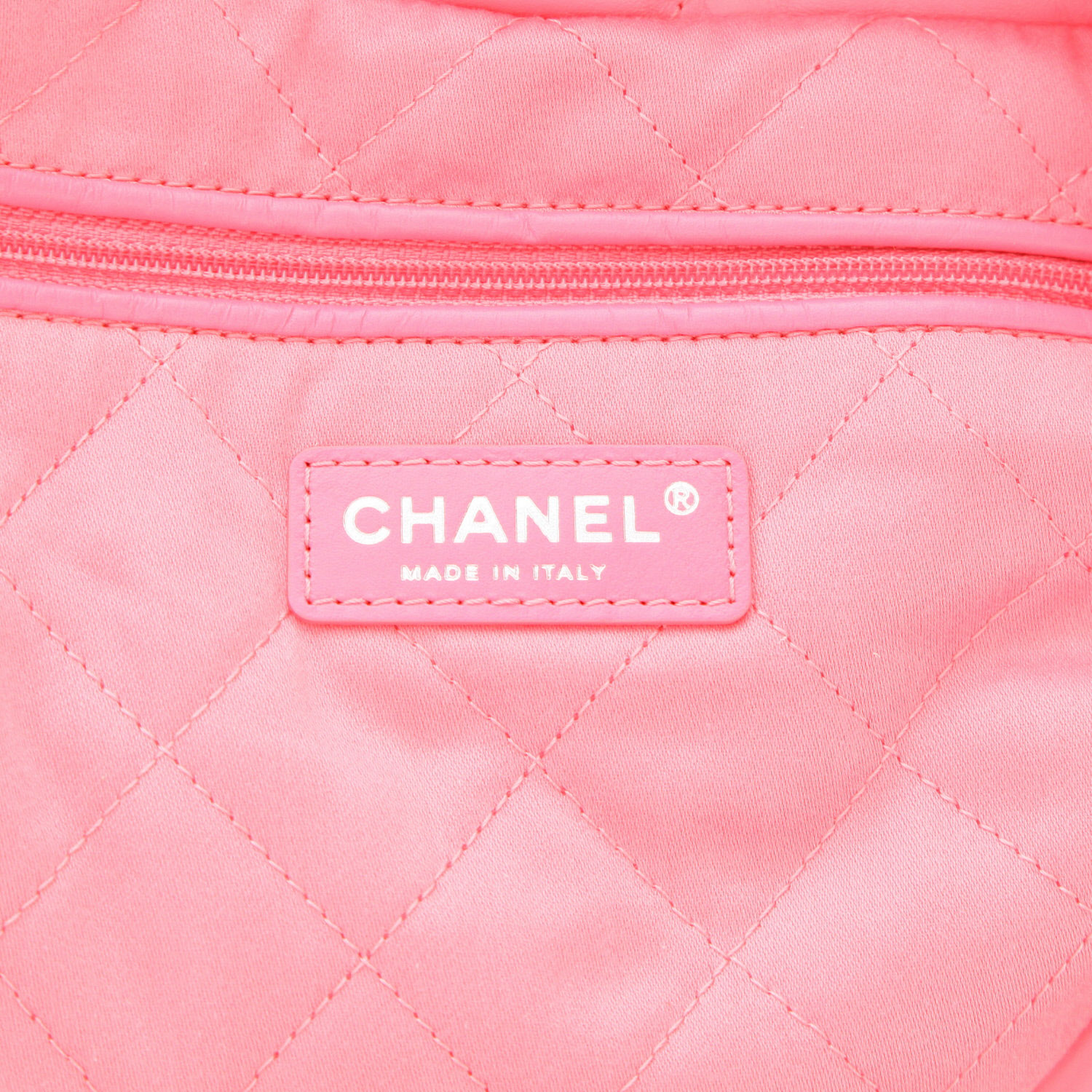 Chanel  22 shopping bag  in pink leather - Detail D2