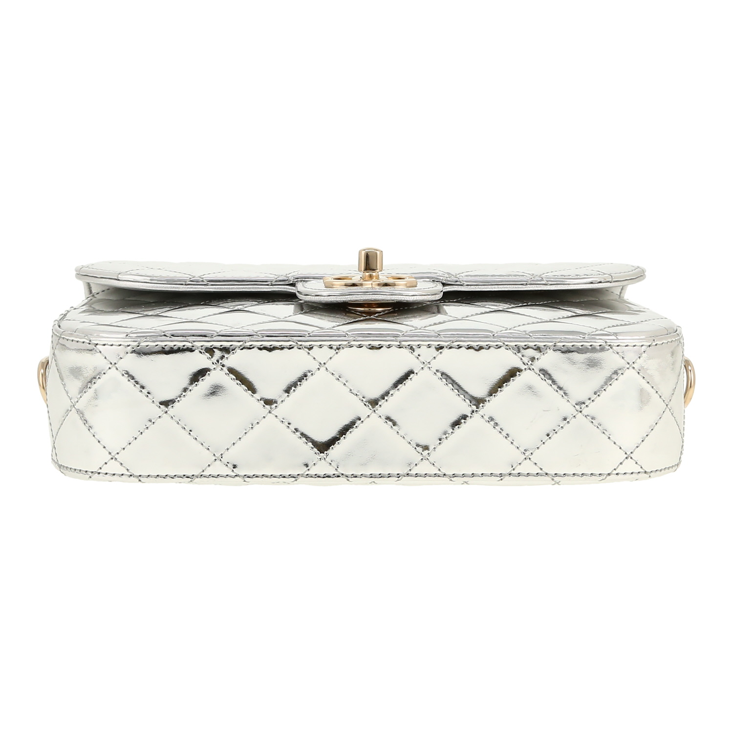 Bolso de mano Chanel  Timeless en charol acolchado plateado - Detail D1