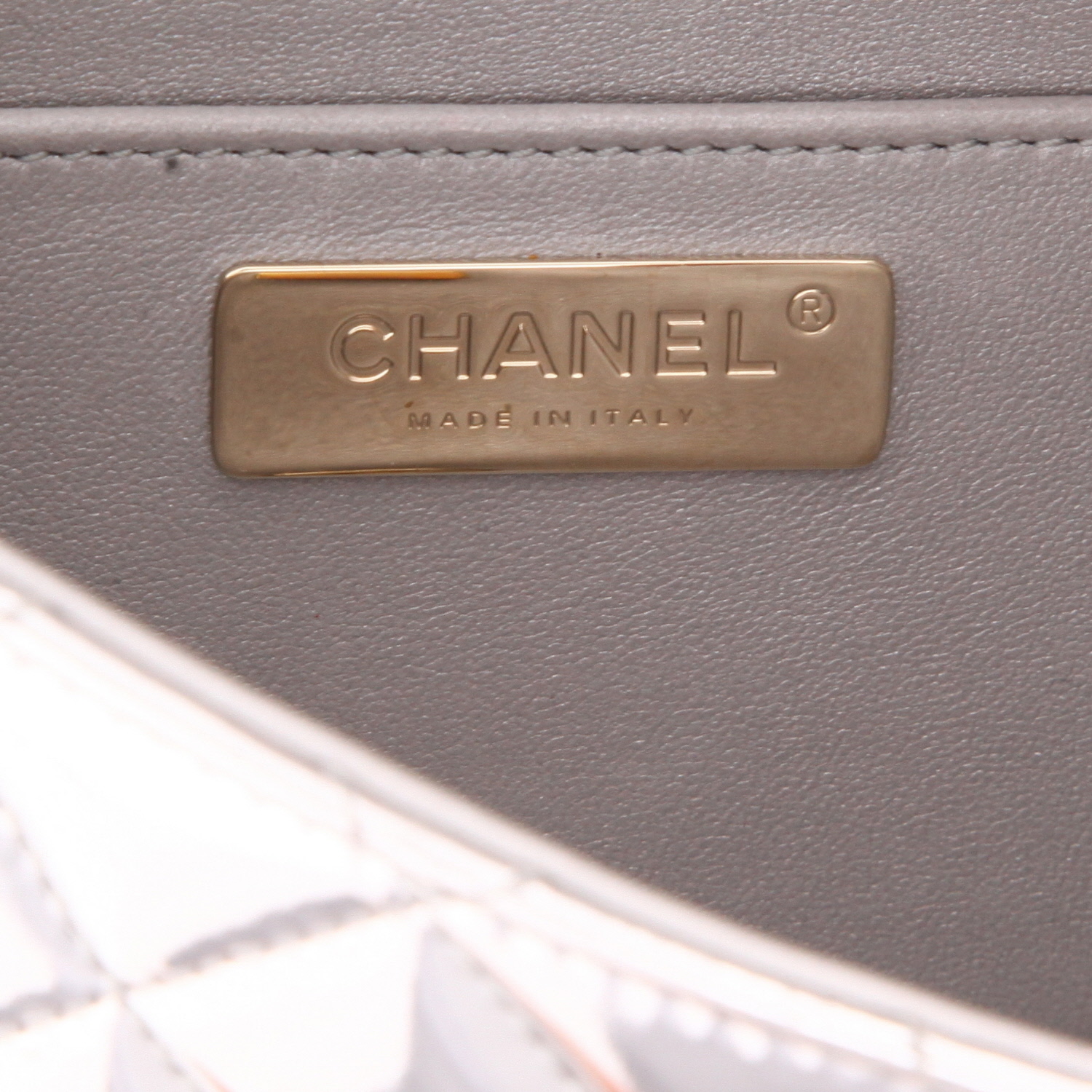 Bolso de mano Chanel  Timeless en charol acolchado plateado - Detail D2