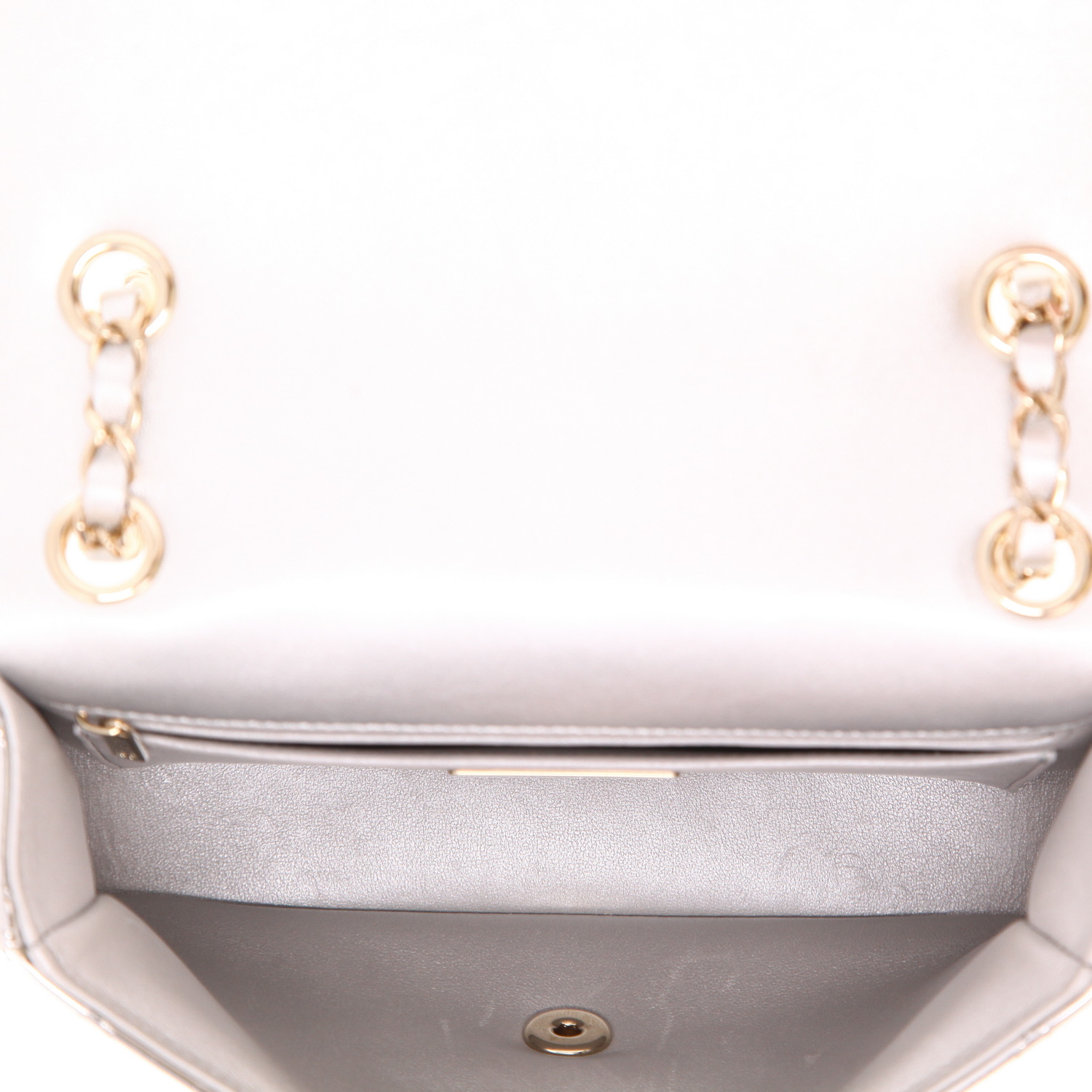 Bolso de mano Chanel  Timeless en charol acolchado plateado - Detail D3