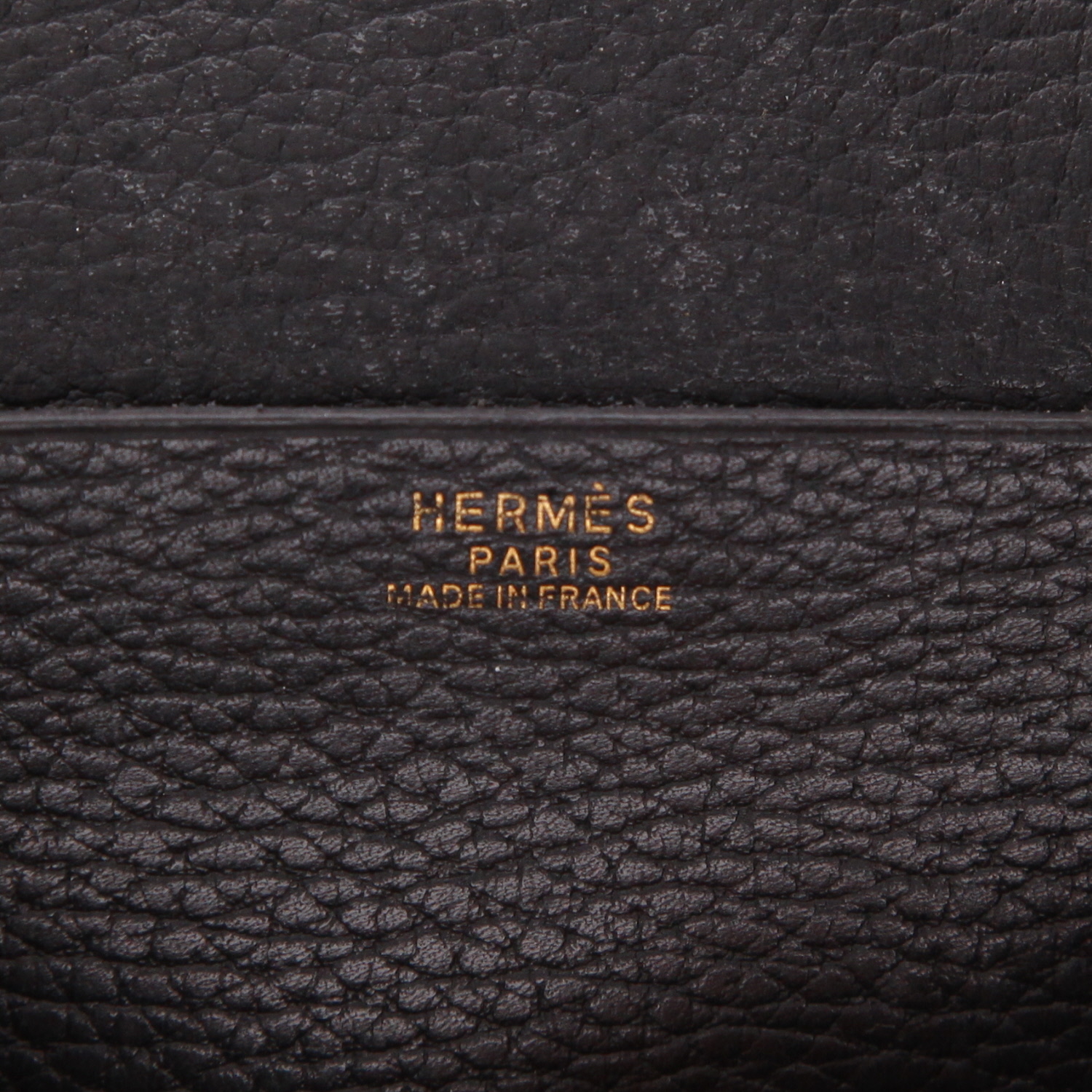 Bolso bandolera Hermès   en cuero granulado negro y color oro - Detail D2