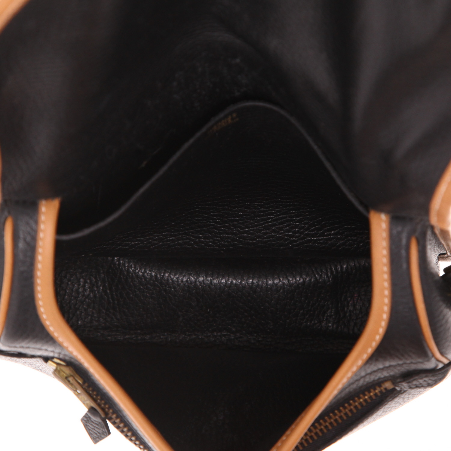 Bolso bandolera Hermès   en cuero granulado negro y color oro - Detail D3