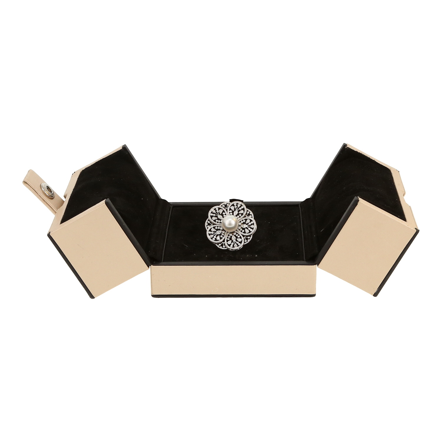 Chanel Camélia Dentelle ring in white gold, diamonds and cultured pearl - Detail D2