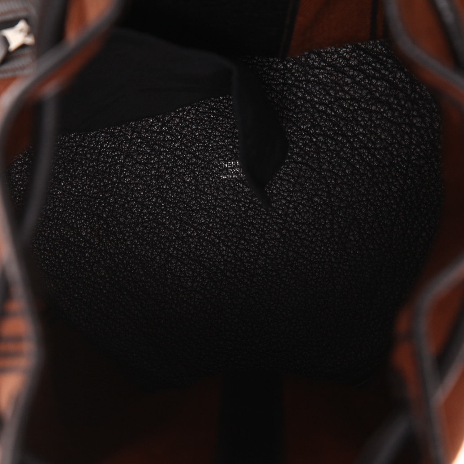 Sac à dos Hermès  Marin en toile marron et cuir noir - Detail D3