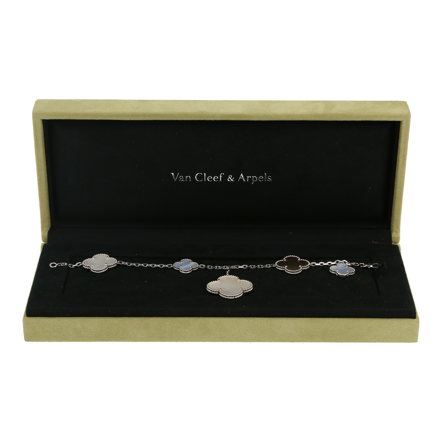 Bracelet Van Cleef & Arpels Magic Alhambra en or blanc, nacre et calcédoine - Detail D2