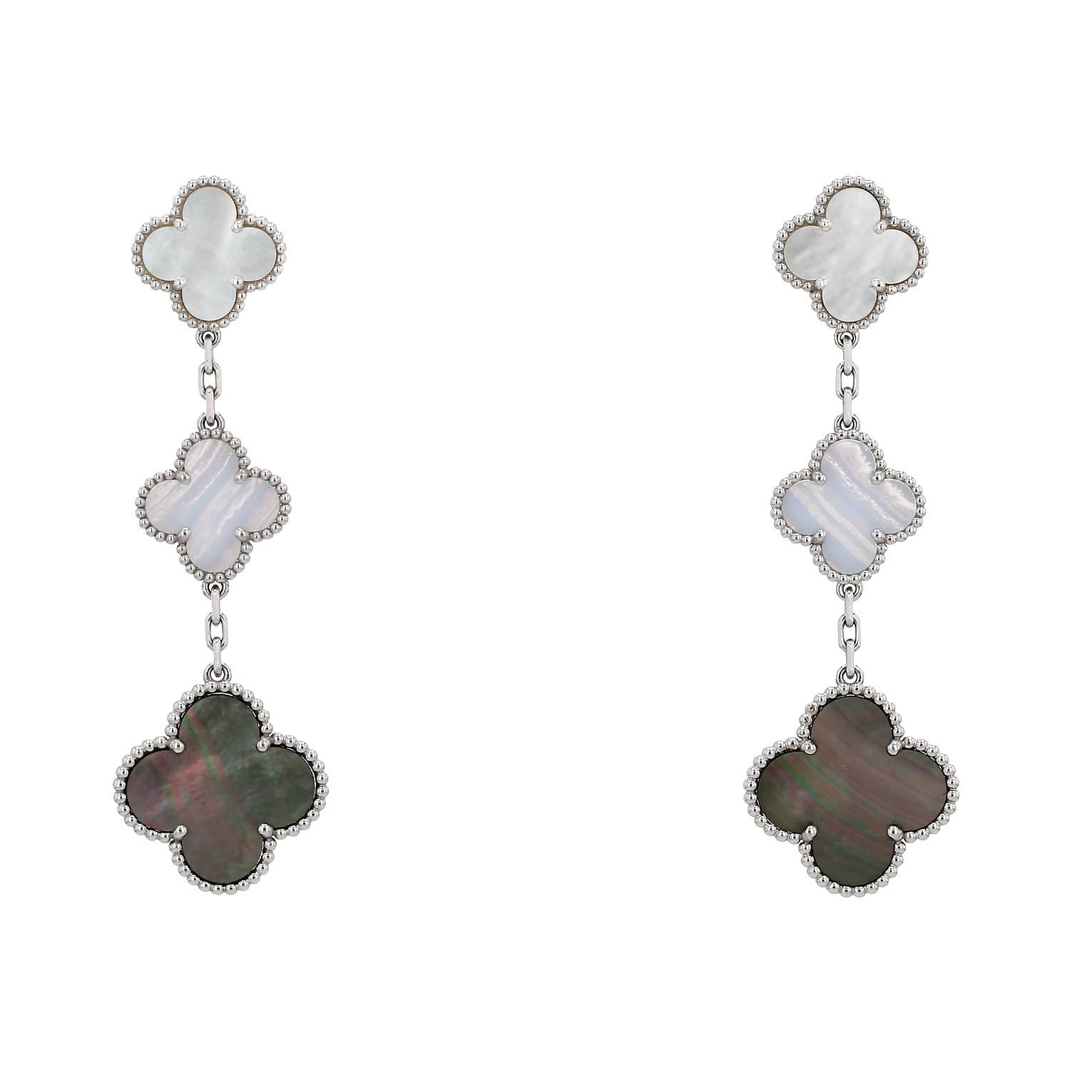 Paire de pendants d'oreilles Van Cleef 
Arpels Vintage Alhambra en or blanc, nacre et calcédoine - 00pp